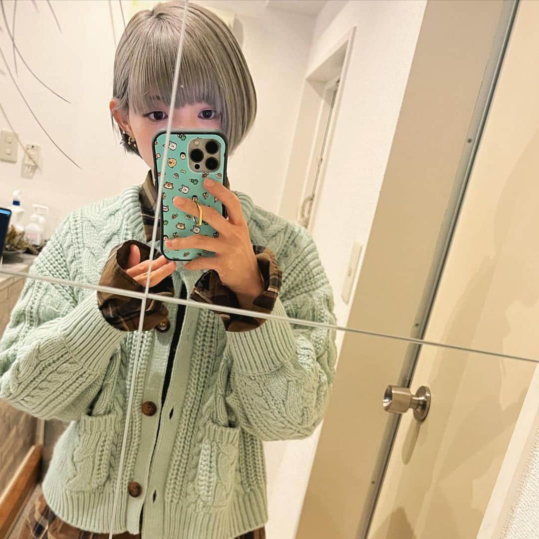 のインスタグラム：「最近、気づいたらミントグリーンの服や小物を買っていて、 今日着てたセーターも持ってきたマフラーも 財布もミントグリーンな事に気づいて  「ミントグリーンの呪いか！？！？」  て思った。  夢眠ねむめっちゃ好きなやつみたいじゃん…？」
