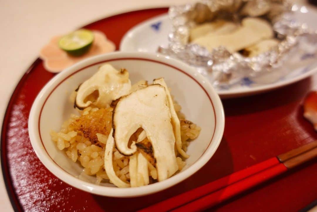 のインスタグラム：「🇯🇵  今日の夕飯は、、、💭   #松茸ご飯 🍁  久しぶりの #日本料理れいみ 🇯🇵 秋の和食は特に美味しいですよね🤤♥️  松茸の風味と食感を活かすために 手で割いたのですが、 その感触が さけるチーズみたいで楽しかったです😝」