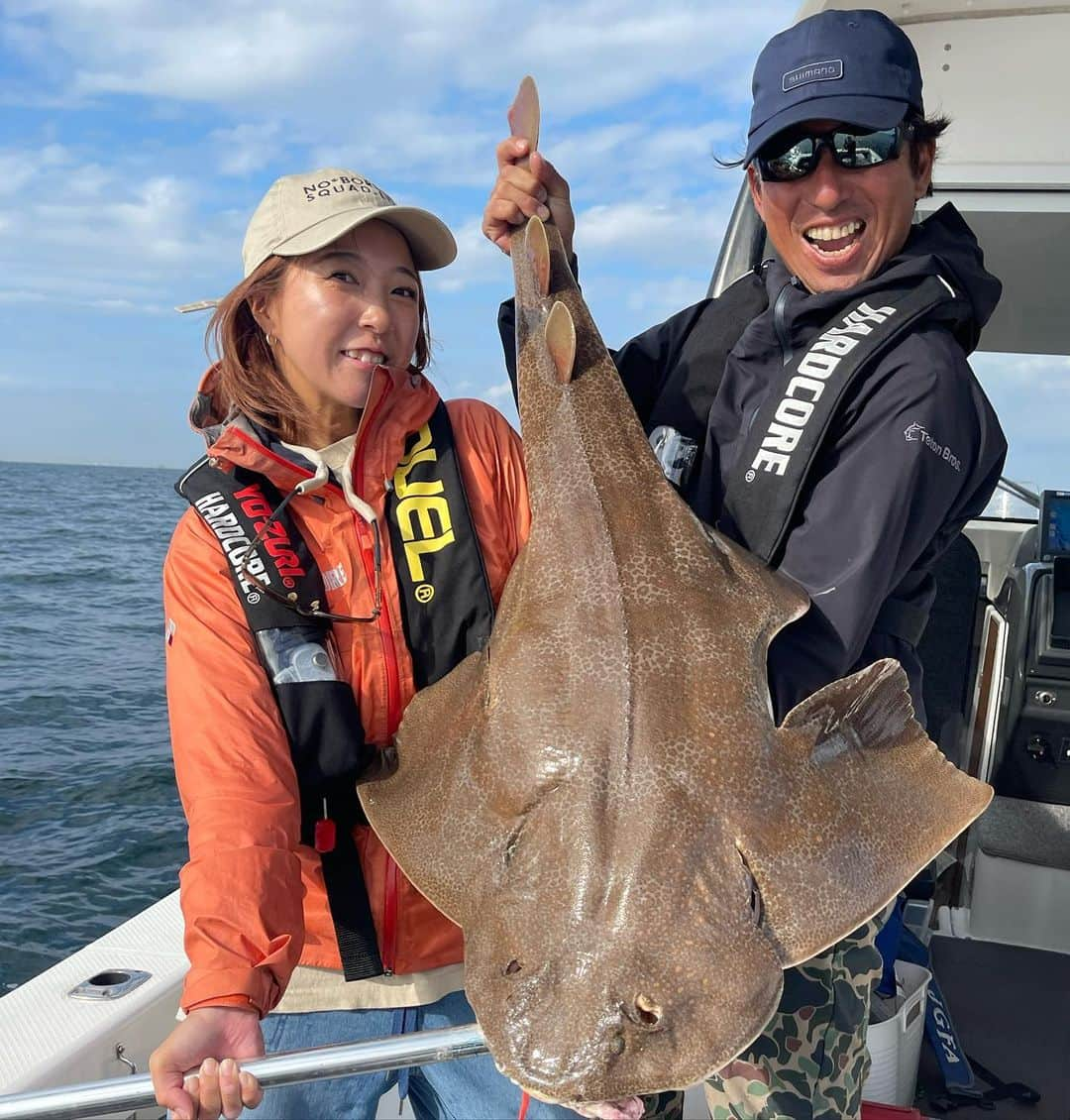 あさいあみのインスタグラム：「久しぶりの折本プロとお休み癒し釣行🎣 タイラバ編〜🎣 最後の最後にみったことないでっっかいおっっもいカスザメさんを釣りました。 全然上がって来んからカスザメさんに楽しませてもろた🤣🤣🤣  折本さんと釣行すると絶対なんかある🤣🤣🤣 化学反応ビンビンでーす👌  #asian#Japanese#girl#instagood#ig_japan#ガチ釣りガール#釣りガール#釣り好き#ガチ釣り#アングラードル#duel#hardcore#yozuri#チームduel #あみちゃんのもっと釣りたい#あみ釣り#あさいあみ #fishing #fishinggirls#shimano# #zeque #釣り#낚시여자#갂시좋아#東京湾#タイラバ#HUNT#熟成タイラバ」