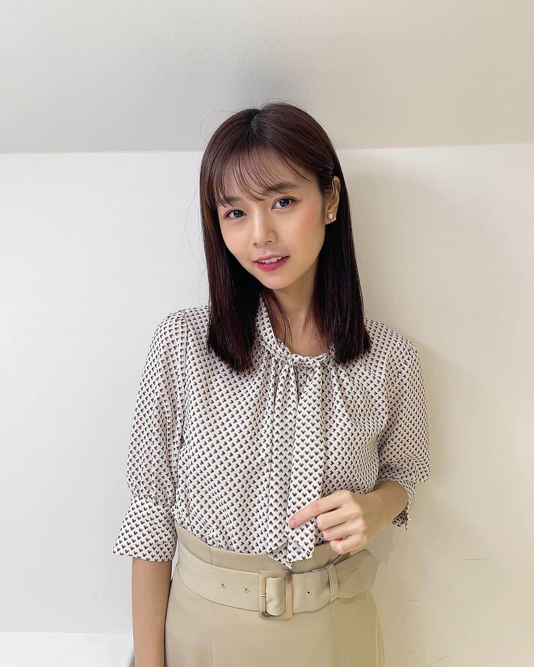 杉浦みずきのインスタグラム：「. 昨日のサンデーモーニング は ちょっぴり大人スタイルでした❤︎  ブラウス @naturalcouture_official  スカート @cocodeal_official  イヤリング @grossejapan  パンプス @dianashoespress」