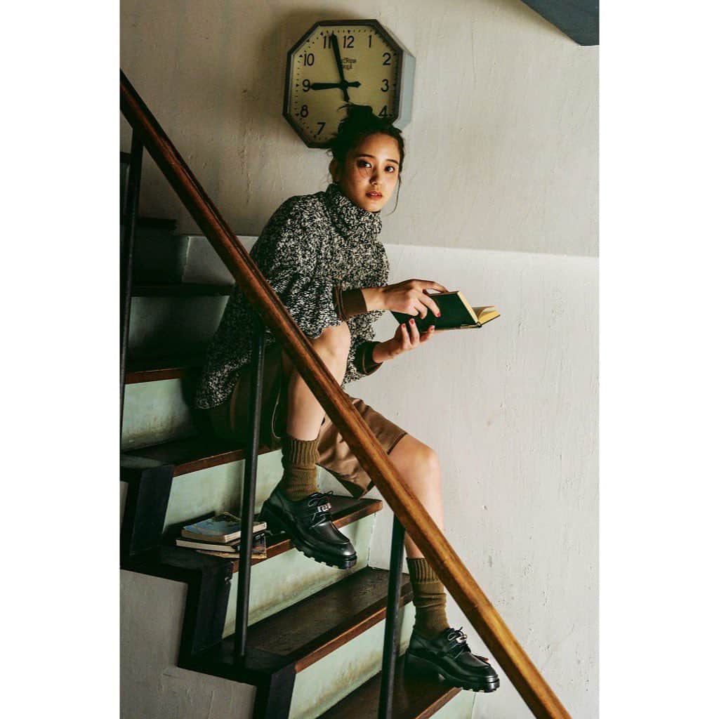 山崎紘菜のインスタグラム：「@classy_mag_insta  全部のカットがお気に入り♡  「CLASSY.」11月号 発売中です。 #他のカットは誌面でチェックしてみてね #テーマがイギリスだったので #ビートルズ流しながら撮影してました #あと2枚目のブルーのパーカー #可愛かったから買っちゃいました #現場からは以上です」