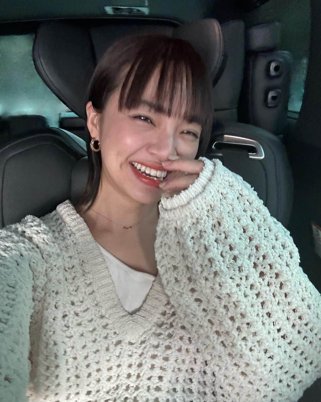 のインスタグラム：「前髪作ってから、 「全部おろした写真見たいです」と言って下さる方が多いのですが、 ついついまとめてしまうので、 かろうじてダウンスタイルの写真がこれ。  自分のうねりくせ毛が出てきたらダウンスタイルは不可能なんだけど、今は @freera_hair で次世代プレミアムストレートやってもらったばかりなので、髪が別人🤭  自分のくせ毛が嫌で、雨の日は泣いてた中学生時代。 あの時、この技術があれば… 雨の日も辛くなかったんだろうな😌」