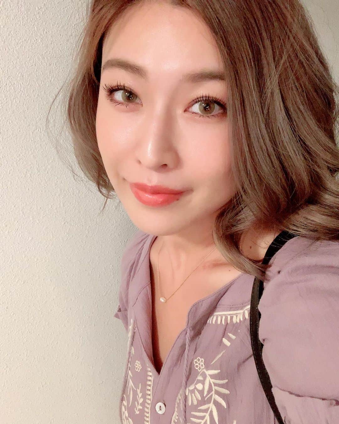 pukkeyのインスタグラム：「今日10月17日は私にとってとても大切な日、2ndバースデイと名付けている日☝️ そして自分を見直す日でもあります❤️  15年前の今日、半年の闘病生活を終え やっと自宅に帰れた日。 Happy Daysを書くきっかけになった 人生で最大の経験をした日でした🤔 その日の風がとても気持ちよくて 涙が出たのを今も覚えています🥰 私はこう見えて癌サバイバーです。 今こうして娘の顔を見れているのが本当幸せです。 なぜこの日を大事にしているかと言うと病気をして色々なことを学んだり感じたりしたはずなのに自分を大切に出来なかったり人を傷つけてしまったり… そんな自分を見つめ直す日、また明日から生きてることに感謝してたくさん笑うって思う日にしているんです☝️  もう２度と経験したくないけど 病気になってよかった。 それは今があるから言えること。 唯一、輸血を受けているので娘に仮に万が一何かあった場合血をあげることができないのが🥲🥲🥲  万が一なんかないのが私の願いですが🙏  何が言いたいかわからないけど 人生何が起こるかわからないから精一杯生きようって思います✨  #癌サバイバー #急性骨髄性白血病」