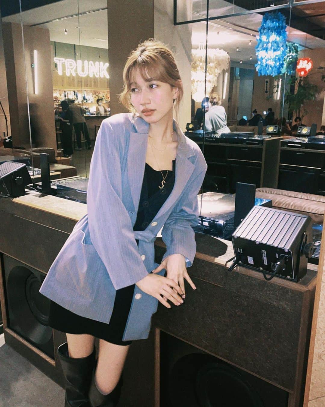山本ソニアのインスタグラム：「@trunkhotel 💫   New jacket from @honeymihoney_official 💜  #honeymihoney #autumnoutfit  #suitstyle #jacketstyle」