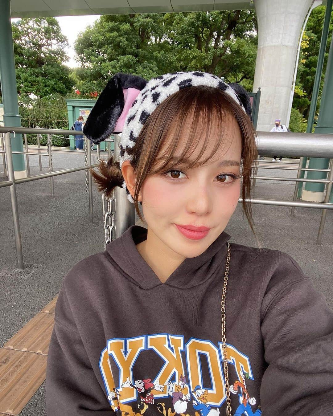 原田怜奈のインスタグラム：「10月はmamaの誕生日で 毎年旅行に行ってて 今年はディズニー🫶🏻  美女と野獣は 素敵すぎたっ🫶🏻  こういう外出が数ヶ月ぶりで 気分転換になりました😊 家族にはずっと感謝してる❤︎  今年も後2か月ちょっと、、 みんなそれぞれが 幸せな1年だったら それだけでいいよね🫶🏻 . . . . . #ディズニー #family」