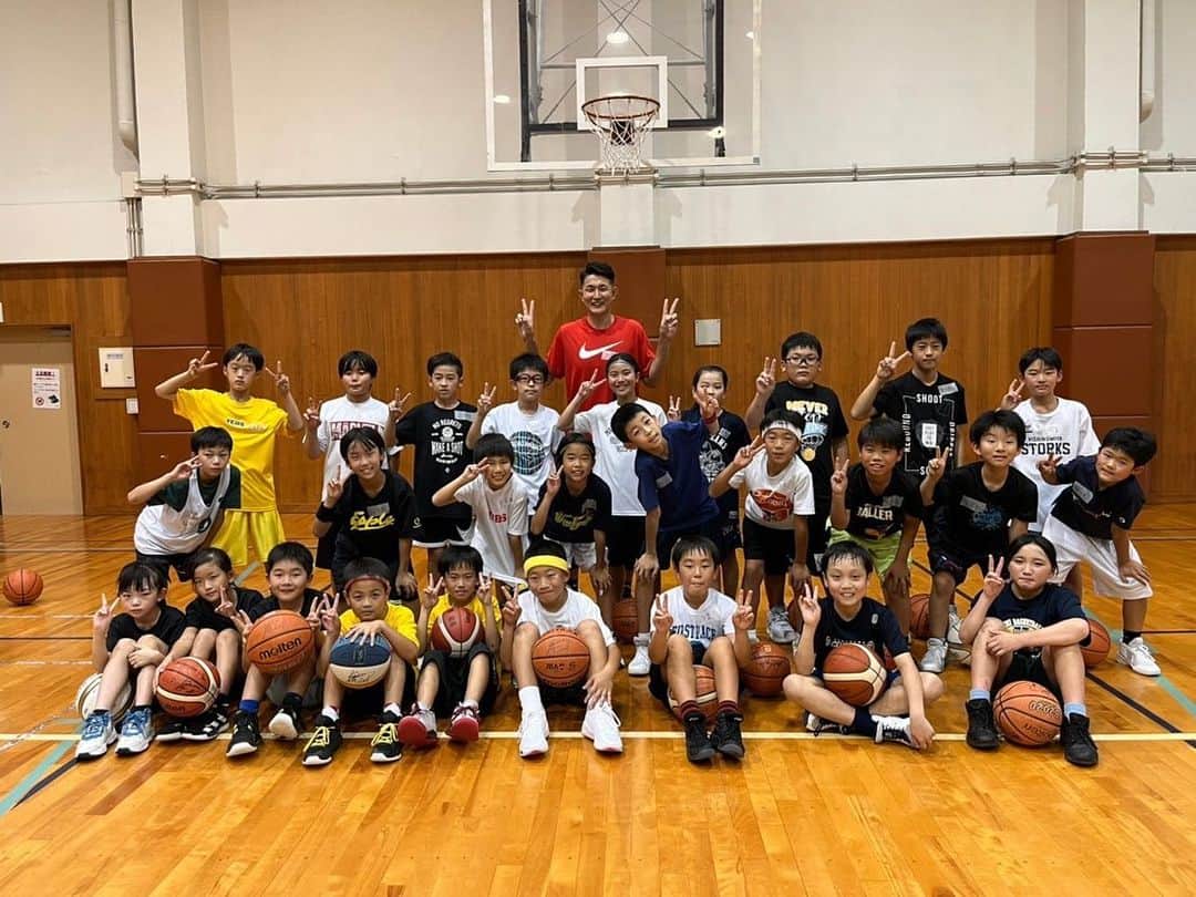 川村卓也のインスタグラム：「. 10/16 西宮市内で小中学生対象の1DAYクリニックを開催しました⛹️‍♂️⛹️‍♀️子供たちの真剣に楽しそうに取り組む姿勢に感謝です！子供たちは少しコツを伝えてあげると短時間に一気に成長します✊そんな姿を毎回見れて僕自身もめちゃ楽しいです😆 クリニック・キャンプ等々、希望の方はぜひDMください！ 一緒にバスケしましょう🏀 参加してくれたみんなありがとう！」