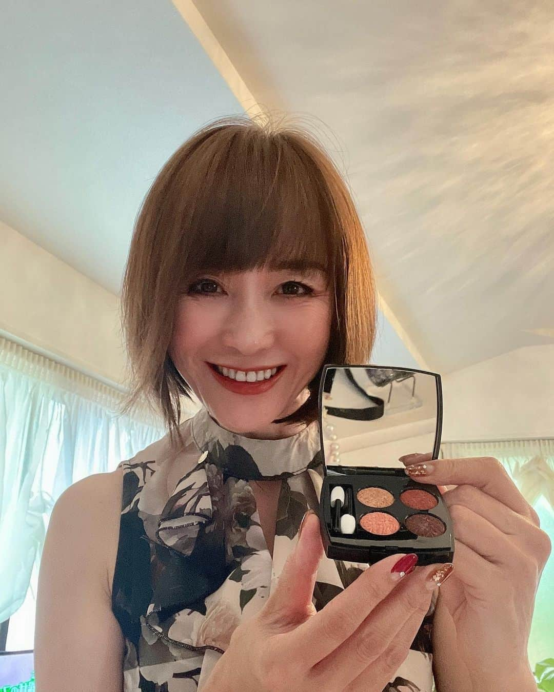 Micaco（ミカコ）のインスタグラム：「CHANELのTWEED FAUME 色も可愛いけど、なんといってもこのツイード感にやられた😍😍  久々にCHANELのアイシャドウ買ったけど、いつから1万越えしたの😅  #CHANEL #表参道 #アイシャドウ #TWEED #50代メイク #アイメイク #秋メイク #新商品」