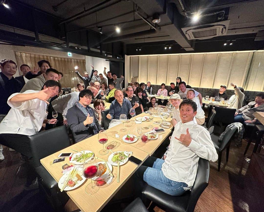 里美ゆりあのインスタグラム：「釣れなかった私に100キロ級 黒マグロを頂いたのでいつも お世話になってる友人を招いてずっとやりたかったマグロパーティーを開催しました😆😆👏👏👏  来れなかった友人も居たので 釣れた時にはまた皆んなで集まれたら良いな🎉  皆んな大間のマグロを美味しいと言ってくれて大好きな人たちが繋がってくれて物凄く幸せな時間でした✨✨  来てくれた方々ありがとうございました😆😆  これからもよろしくお願いします🥰  #マグロ #パーティー #釣り人 #グルメ #貸切 #ありがとう  #gourmet #fishing #party  #Japan #friends  #里美ゆりあ」