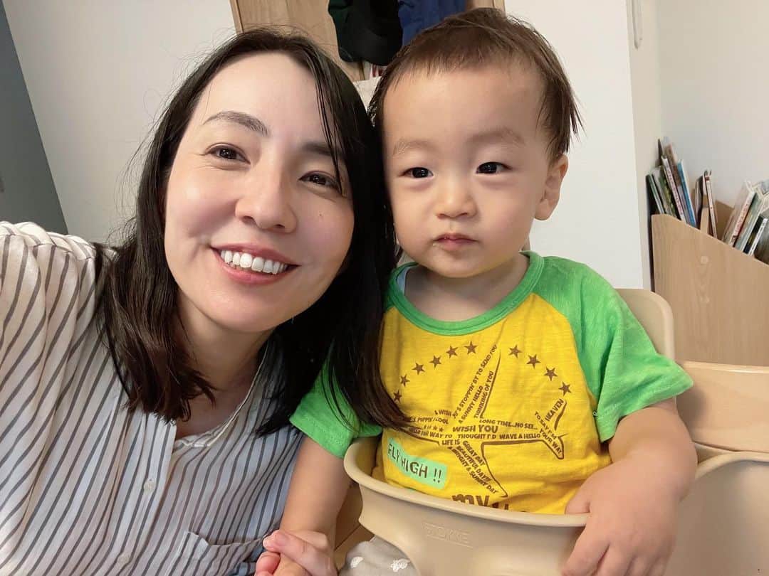 寺岡のぞみのインスタグラム：「はじめての歯科健診🦷🪥 虫歯がなくて、ホッ💕💕  すでに、私より歯磨きが上手な息子くん🥺  私が磨いた後に、息子が仕上げで磨くという斬新なスタイルです✨」
