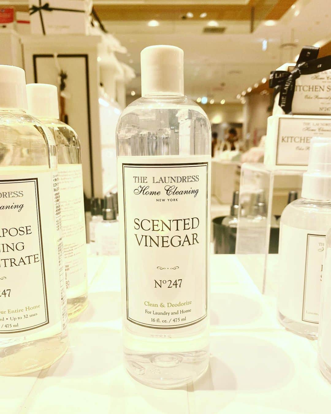 THE LAUNDRESS JPさんのインスタグラム写真 - (THE LAUNDRESS JPInstagram)「ホームクリーニングのご紹介♪  ザランドレスルクアイーレ店では 洗濯用品以外にも お部屋の消臭や キッチンのお掃除にも 便利な商品を取り揃えております✨  ／ スタッフおすすめ商品😊 ＼  【センテッドビネガー】  ・まな板やカウンター回りを清潔に! ・水アカ落としとして ・トイレの汚れとニオイ取りに ・タバコのヤニ汚れと臭いに ・冷蔵庫や電子レンジの掃除に  などなど...  特に食べ物の近くでは科学的な洗剤よりビネガーを🍴  #ビネガー#キッチン掃除#茶しぶ#ルクアイーレ#イセタン#ランドレス#ザランドレス#洗濯#家事#サステナブル#エコ#リサイクル#動物実験反対」10月17日 13時57分 - thelaundressjp