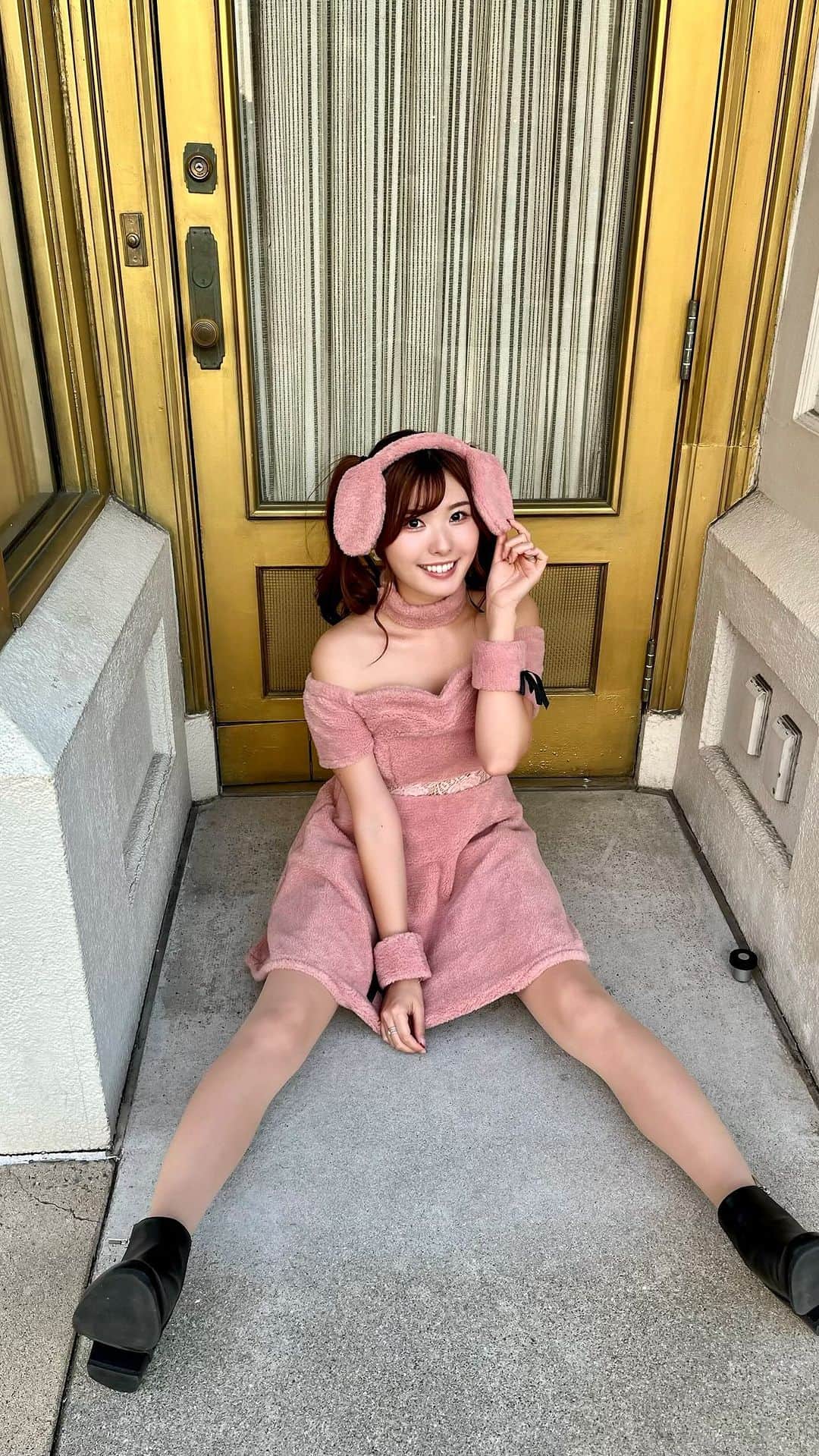 のインスタグラム：「ハロウィンコスプレ🐩 ピンクのもふもふ🎀 はみクマ🧸も可愛い🤤 ユニバのホラーナイト大好き🤍  #ハロウィン#ハロウィンコスプレ#usj#usjファン#ユニバ#ホラーナイト#halloween#コスプレ#コスプレはtika#instagood#halloweencostume#プレイリールコンテスト」