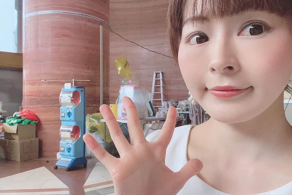 山本かおりさんのインスタグラム写真 - (山本かおりInstagram)「川口市中央商店会連合会  街かどコンサート2022  お聴きくださった皆様、共演の皆様 紹介してくれた世莉奈ちゃん 関係者の皆様 ありがとうございました☺️🌷  屋外でのライブが本当に久しぶりで、  歌うたいのバラッドを弾き語りで歌っていたら いろんな想いが込み上げて来ました...🥺❣️  次回は11/20(日)15:20～15:50 に出演させていただきます😊  오랜만의 야외 공연 at 카와구치역 감사합니다😊✨  #kawaguchi #카와구치 #川口 #街かどコンサート #ライブ #屋外ライブ #공연스타그램 #singersongwriter #ギター弾き語り #めろんぱん #めろんぱんレコード #山本かおり」10月17日 13時55分 - mochamocchan