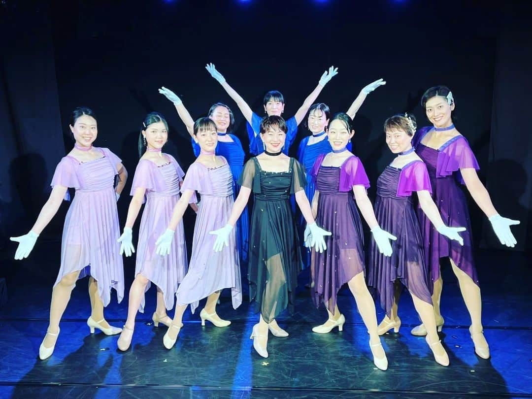 剣崎裕歌（石川裕梨）さんのインスタグラム写真 - (剣崎裕歌（石川裕梨）Instagram)「#手をつないでゴール  楽しい3日間が終わりました！！劇場まで足をお運び頂いた皆様！来られなかったけど応援して下さった皆様！有難うございました😭✨✨  ガラではない夏歌メドレーでのアイドルぶりも、1人だけ何の扮装だかわからないミュージカルメドレーも、出ると言って踊れな過ぎて後悔したsingsingsingも、みんなで歌ったseasons of loveも、全部楽しかったです！！ 終わっちまって寂しい🥹🥹 またこんな楽しい会が出来る様に、頑張ります✊  誘ってくれた主催の東條由依ちゃんと刀根由香ちゃんに大きな拍手を👏✨✨ありがとよー！！！！  また皆様にお目にかかれる日を楽しみにしています🤗」10月17日 14時01分 - uriyarou