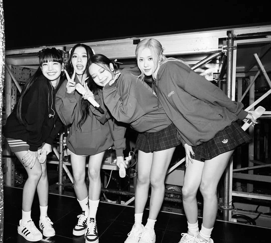 リサのインスタグラム：「BLACKPINK BORNPINK WORLD TOUR —SEOUL 101522-101622 ❤️‍🔥 . . . #LISA #LALISA #리사 #블랙핑크 #BLACKPINK #LALISAMANOBAN #LALISAMANOBAL #blackpinklisa #lisablackpink」