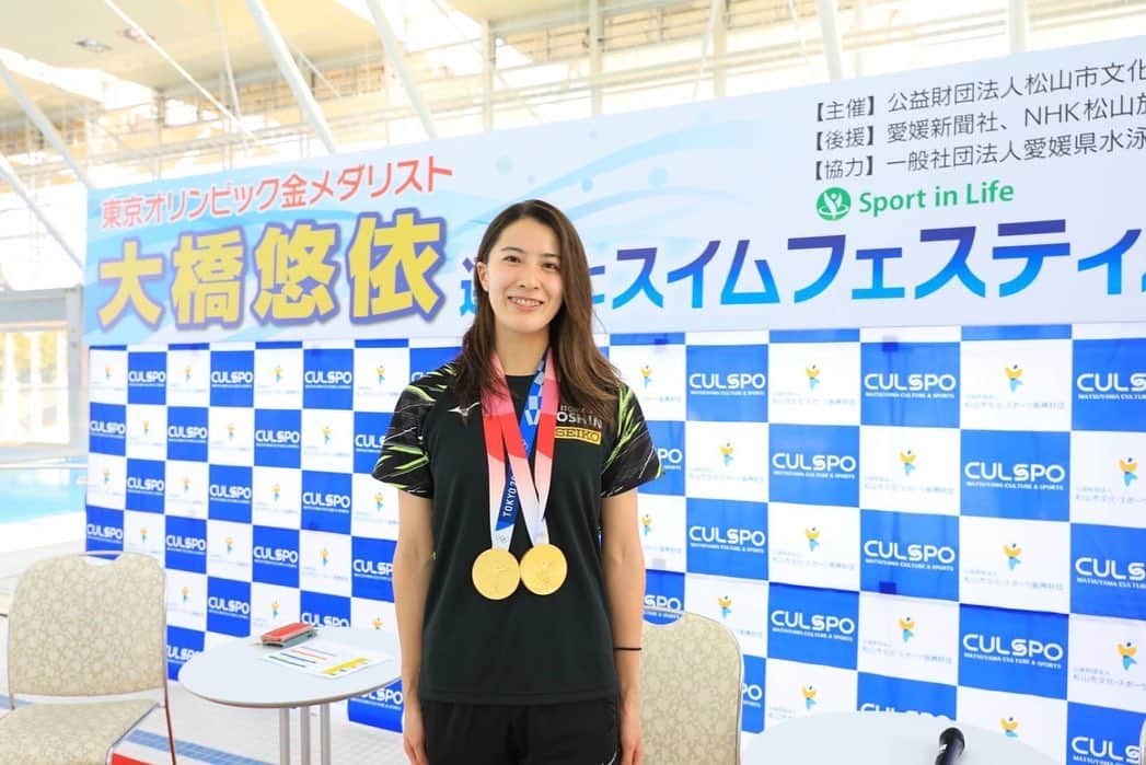 大橋悠依のインスタグラム：「． 2022/10/16 愛媛大学と松山市文化・スポーツ振興財団の連携事業である スイムフェスティバルに参加し、 スイムクリニックやトークショーをさせていただきました！  スイムクリニックは難しかったですが、 みんな真剣に話を聞きてくれたり精一杯取り組んでくれました。 終わったあと『楽しかった！』と言ってくれる子がいてよかったです。  なかなか自分自身が気をつけていること考えてることを 言葉にして分かりやすく相手に伝えることって ほんとに難しいな〜〜〜と改めて思いました。  なにか少しでもプラスになっていれば嬉しいなと思います。  参加してくださった選手の皆さん、観覧に来てくださった方々、 そして開催にご尽力いただいた関係者の皆様、 ありがとうございました😊✨  #人生2回目の松山 #鯛めし食べた #おいしすぎ #好きな寿司ネタは真鯛」