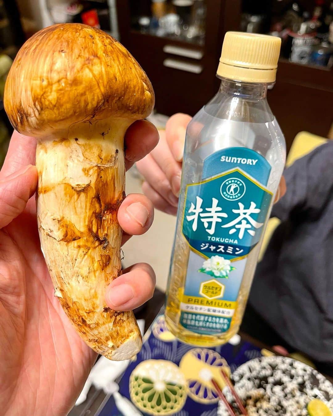 高嶋政宏のインスタグラム：「信州の同志からの 突然の松茸！ 驚愕の中 痙攣しながら頂きました！ 美味い通り越した！ #masahirotakashima #髙嶋政宏　#池野大樹　#割烹安藤　#japan」