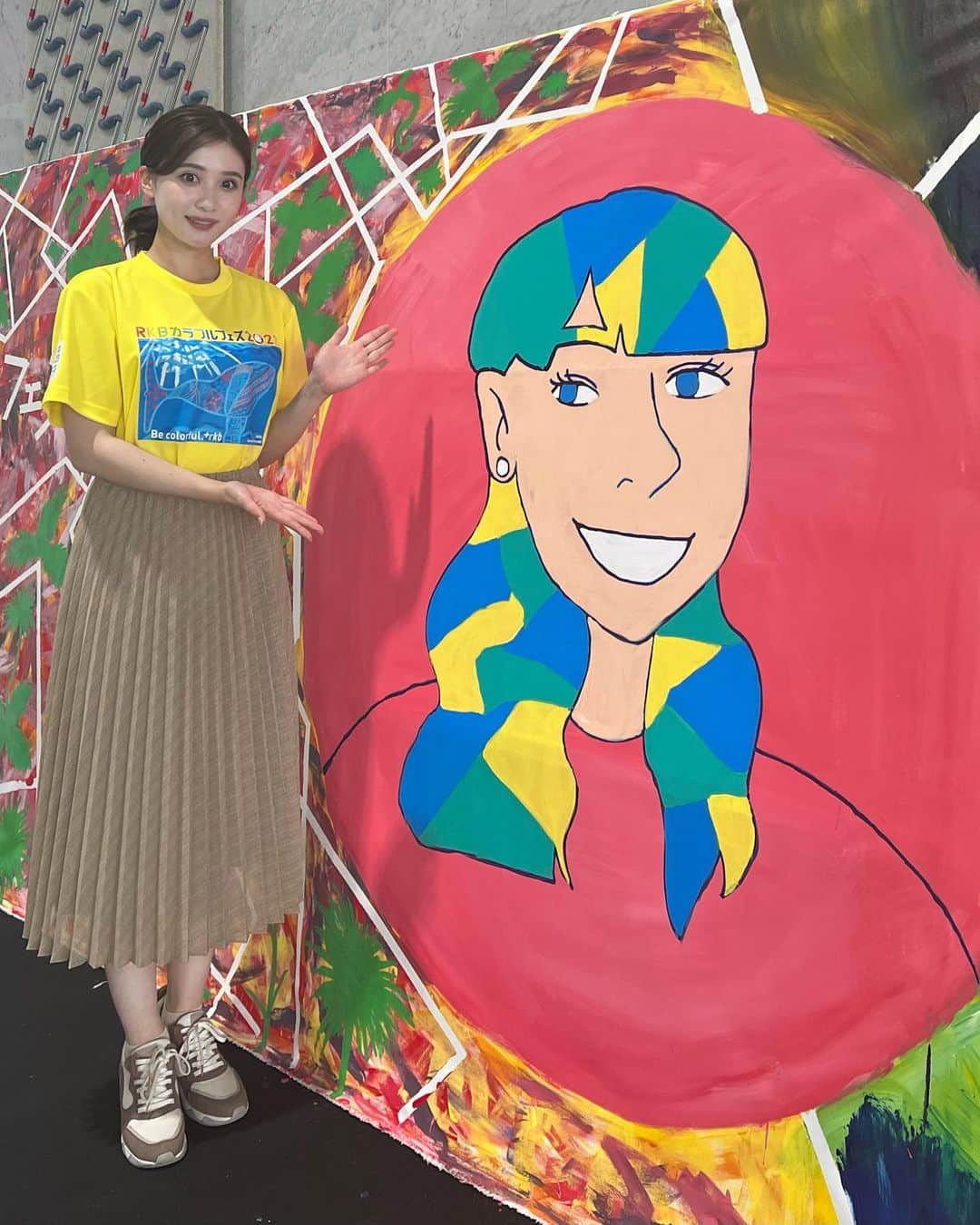 のインスタグラム：「カラフルフェスでは @picfapicfa のみなさんのライブペイントが行われました❤️ 真ん中の女性… 実は私をモデルに描いてくれました。 恐縮です…でも、本当に光栄ですし嬉しかったです😭💕  また、グッズ販売もしていて私はバッグを購入しました🍀💚 ポストカードやTシャツなど種類も豊富。 picfaのホームページをご覧下さい♪ (リンクをストーリーに添付しています) #rkbカラフルフェス2022#rkbカラフルフェス#picfa#福岡#アナウンサー#本田奈也花」