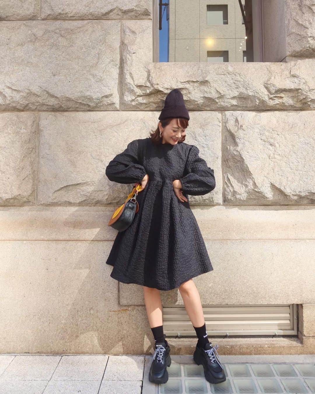 Mai Wakimizuさんのインスタグラム写真 - (Mai WakimizuInstagram)「これは絶対に買うと決めているエンボスワンピース♡ポコポコと立体感のあるエンボス加工が特徴のこの生地。(5枚目が分かりやすい)フワッとしたシルエットをしっかりキープしてくれる♡一枚でたっぷり可愛いので、ニット帽とスニーカーで。後ろの大きなくるみボタンも拘ったところ＼(^o^)／可愛くて4色も作っちゃった♡ dress:#linkable @linkable_official(popup先行発売)」10月17日 15時05分 - wakkin__m