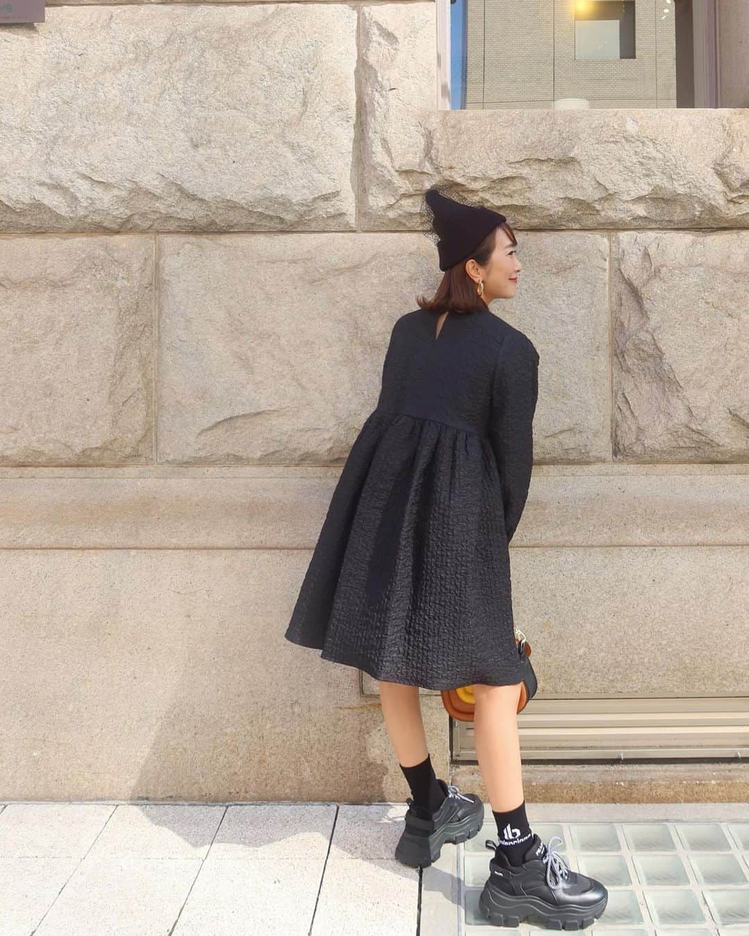 Mai Wakimizuさんのインスタグラム写真 - (Mai WakimizuInstagram)「これは絶対に買うと決めているエンボスワンピース♡ポコポコと立体感のあるエンボス加工が特徴のこの生地。(5枚目が分かりやすい)フワッとしたシルエットをしっかりキープしてくれる♡一枚でたっぷり可愛いので、ニット帽とスニーカーで。後ろの大きなくるみボタンも拘ったところ＼(^o^)／可愛くて4色も作っちゃった♡ dress:#linkable @linkable_official(popup先行発売)」10月17日 15時05分 - wakkin__m