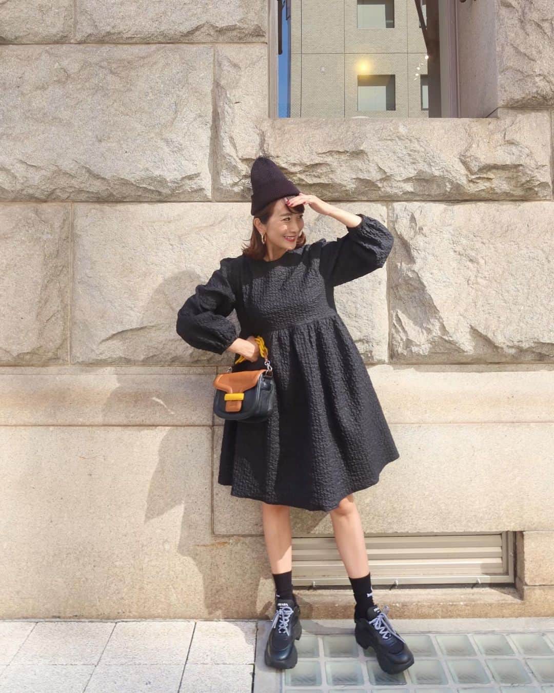 Mai Wakimizuさんのインスタグラム写真 - (Mai WakimizuInstagram)「これは絶対に買うと決めているエンボスワンピース♡ポコポコと立体感のあるエンボス加工が特徴のこの生地。(5枚目が分かりやすい)フワッとしたシルエットをしっかりキープしてくれる♡一枚でたっぷり可愛いので、ニット帽とスニーカーで。後ろの大きなくるみボタンも拘ったところ＼(^o^)／可愛くて4色も作っちゃった♡ dress:#linkable @linkable_official(popup先行発売)」10月17日 15時05分 - wakkin__m