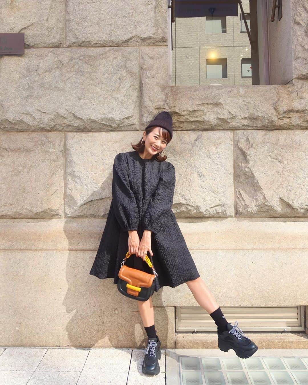 Mai Wakimizuさんのインスタグラム写真 - (Mai WakimizuInstagram)「これは絶対に買うと決めているエンボスワンピース♡ポコポコと立体感のあるエンボス加工が特徴のこの生地。(5枚目が分かりやすい)フワッとしたシルエットをしっかりキープしてくれる♡一枚でたっぷり可愛いので、ニット帽とスニーカーで。後ろの大きなくるみボタンも拘ったところ＼(^o^)／可愛くて4色も作っちゃった♡ dress:#linkable @linkable_official(popup先行発売)」10月17日 15時05分 - wakkin__m