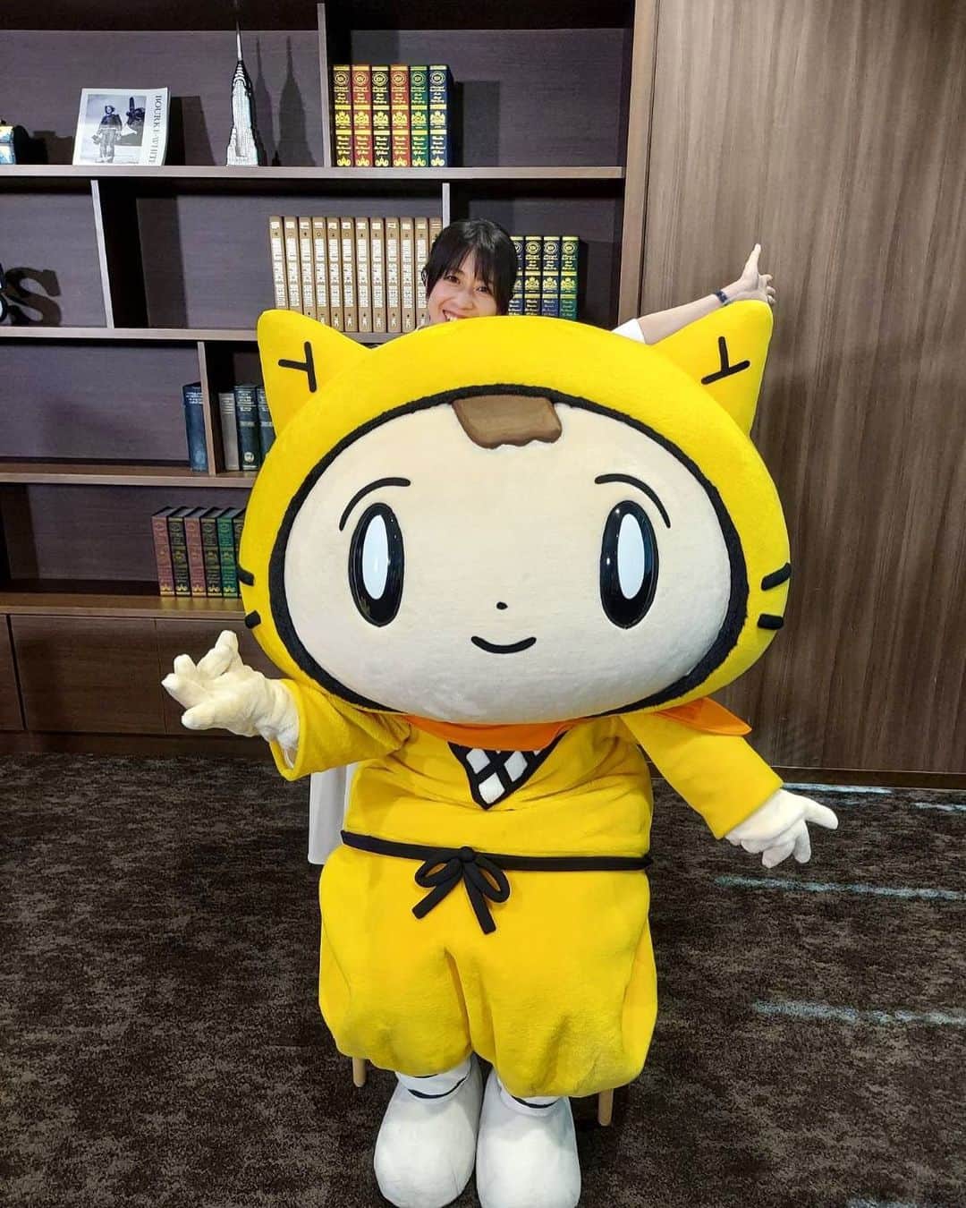 虎谷温子のインスタグラム：「シノビーとお仕事の機会がありまして、２ショットで撮影してもらいました！ あんまり2ショットって感じがしないのは…何故？😳」