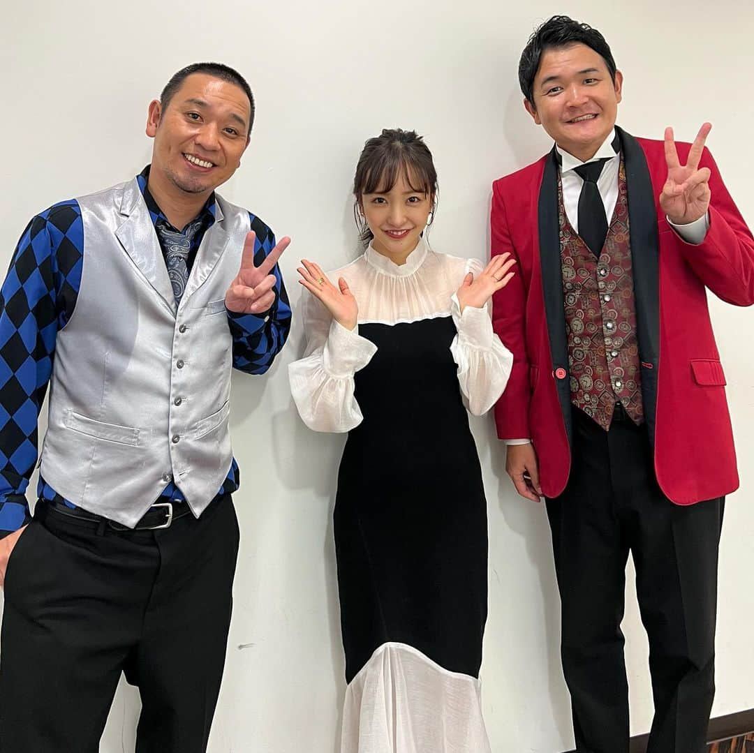 板野友美さんのインスタグラム写真 - (板野友美Instagram)「チャンスの時間に出演するんじゃ🫶🏻 大好きな千鳥さんと❤️‍🔥 笑すぎて顔が筋肉痛になりました😮 お問い合わせ多かった衣装は #dress  @fray_id   #accessories  @vendomeaoyama_official  #shoes  @daniella_and_gemma  #Fashion #beauty #チャンスの時間  #千鳥」10月17日 15時18分 - tomo.i_0703