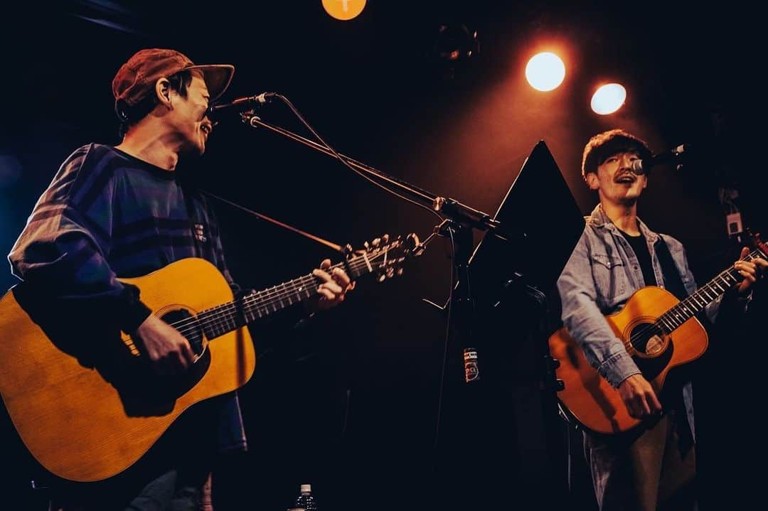 荒井岳史さんのインスタグラム写真 - (荒井岳史Instagram)「村松拓「遠くまで行こう」リリースツアー × YADORIGI  拓ちゃんとマネージャーのトモ君、お世話になったライブハウスの方々、また再び訪れて親交深まった八戸の皆さん、本当にありがとうございました。  各地足を運んでくださった皆様、ありがとうございます。  なかなかの心震えたツアーでした。つまり最高でした。  #村松拓 #遠くまで行こう #荒井岳史 #YADORIGI」10月17日 15時46分 - takeshi_arai