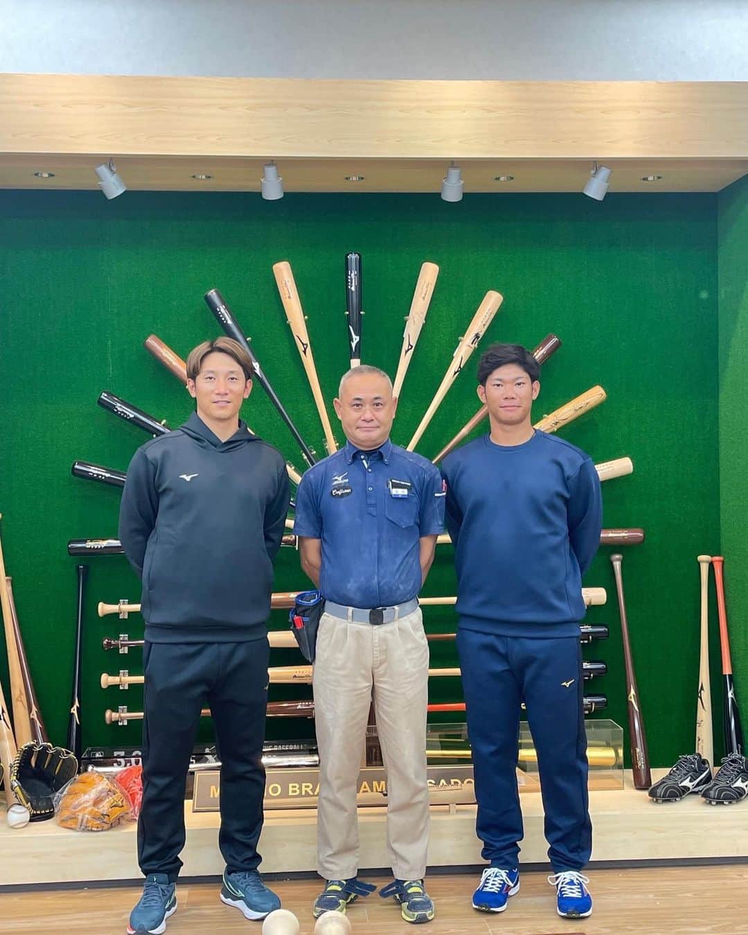 坂倉将吾のインスタグラム：「先日、岐阜県の養老にあるミズノのバット工場に行ってきました！ いつもバットを削っていただいてる名和さんにもお会いできました！！ 一本のバットができるまでの過程も見ることができ貴重な時間となりました！ お話もたくさんしながらいいものができると思うので楽しみです！ #ミズノ #岐阜県養老町 #バット工場 #名和民夫　さん」