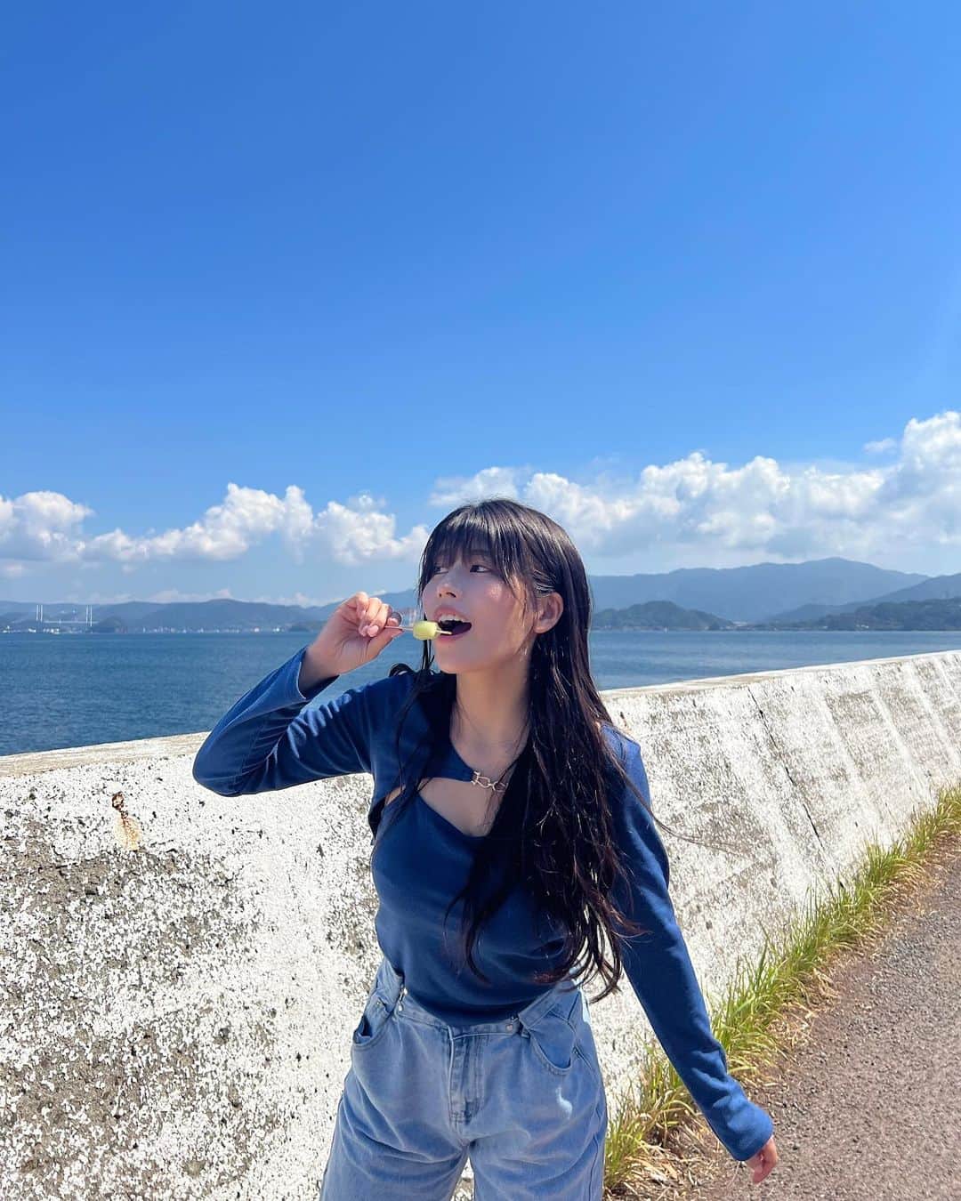 ちとせよしのさんのインスタグラム写真 - (ちとせよしのInstagram)「結んだ方がいい？どう？てやってる(°▽°) このトップス女の子からめっちゃ好評だった😆♡  いいお天気と景色の中で食べるアイス最高でした♫  #長崎観光 #伊王島 #アイランド長崎 #nagasaki #shein」10月17日 15時57分 - chitose_yoshino