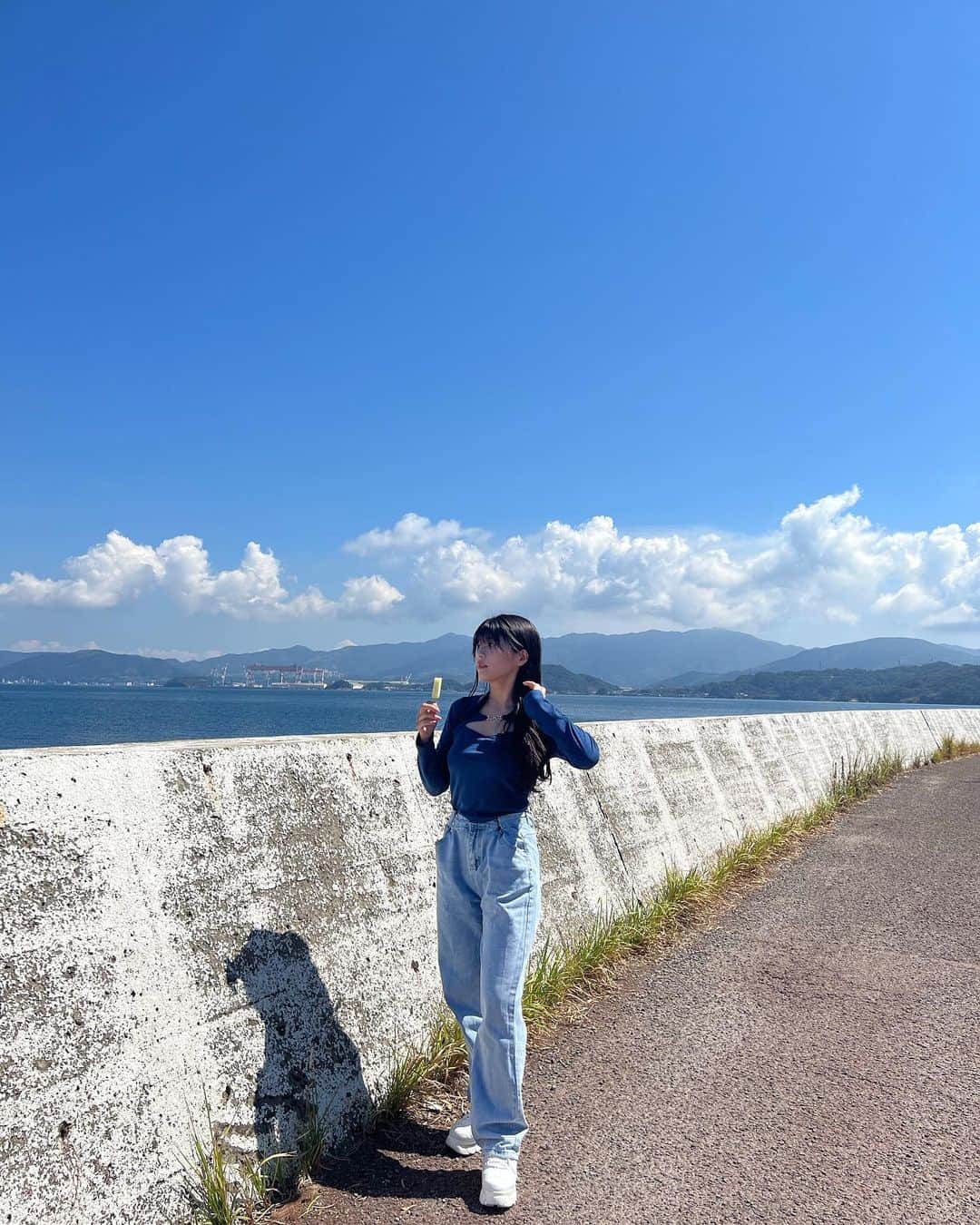 ちとせよしのさんのインスタグラム写真 - (ちとせよしのInstagram)「結んだ方がいい？どう？てやってる(°▽°) このトップス女の子からめっちゃ好評だった😆♡  いいお天気と景色の中で食べるアイス最高でした♫  #長崎観光 #伊王島 #アイランド長崎 #nagasaki #shein」10月17日 15時57分 - chitose_yoshino