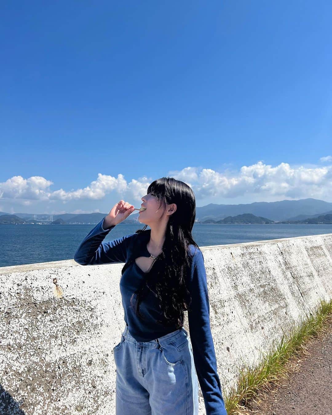 ちとせよしのさんのインスタグラム写真 - (ちとせよしのInstagram)「結んだ方がいい？どう？てやってる(°▽°) このトップス女の子からめっちゃ好評だった😆♡  いいお天気と景色の中で食べるアイス最高でした♫  #長崎観光 #伊王島 #アイランド長崎 #nagasaki #shein」10月17日 15時57分 - chitose_yoshino