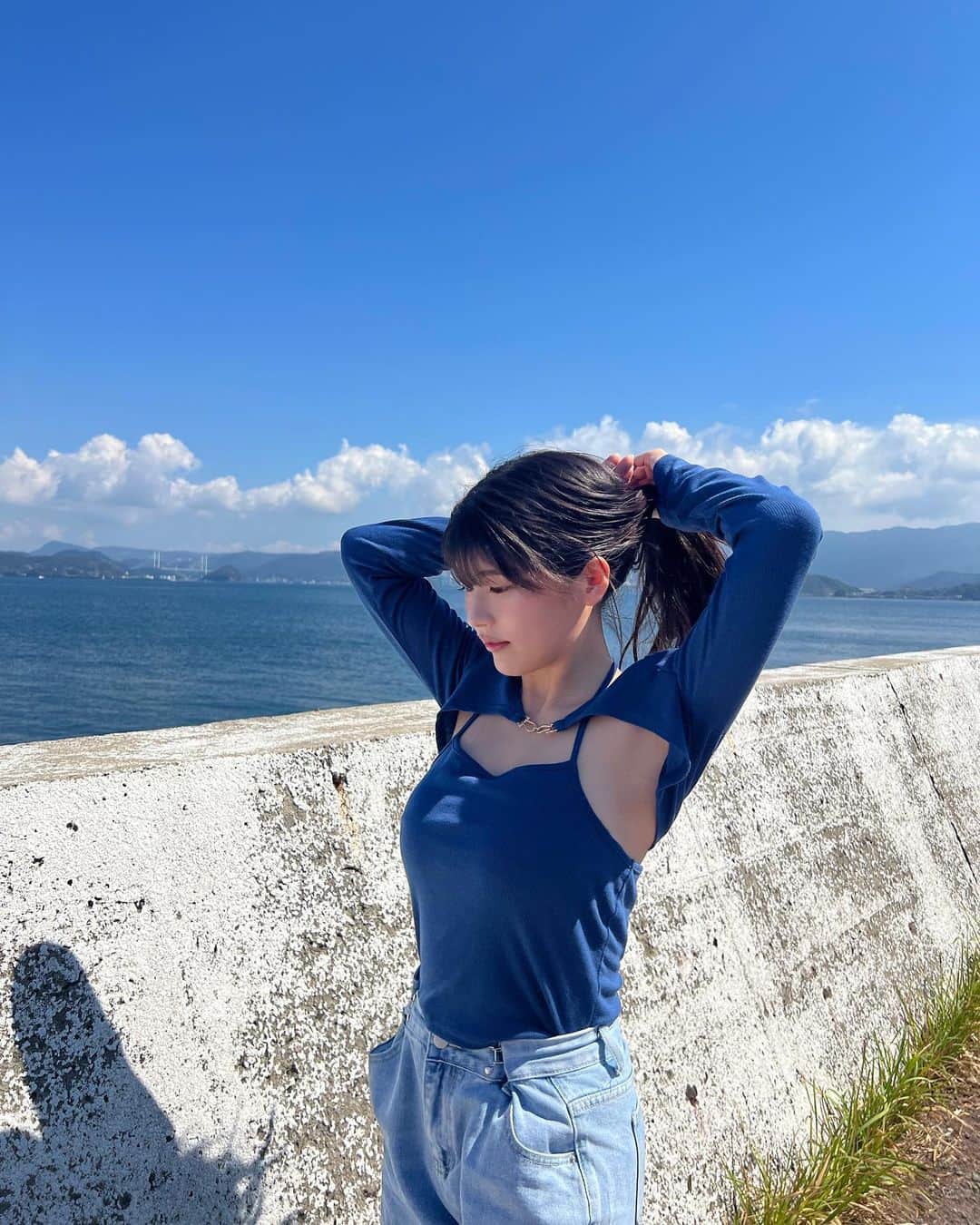 ちとせよしのさんのインスタグラム写真 - (ちとせよしのInstagram)「結んだ方がいい？どう？てやってる(°▽°) このトップス女の子からめっちゃ好評だった😆♡  いいお天気と景色の中で食べるアイス最高でした♫  #長崎観光 #伊王島 #アイランド長崎 #nagasaki #shein」10月17日 15時57分 - chitose_yoshino