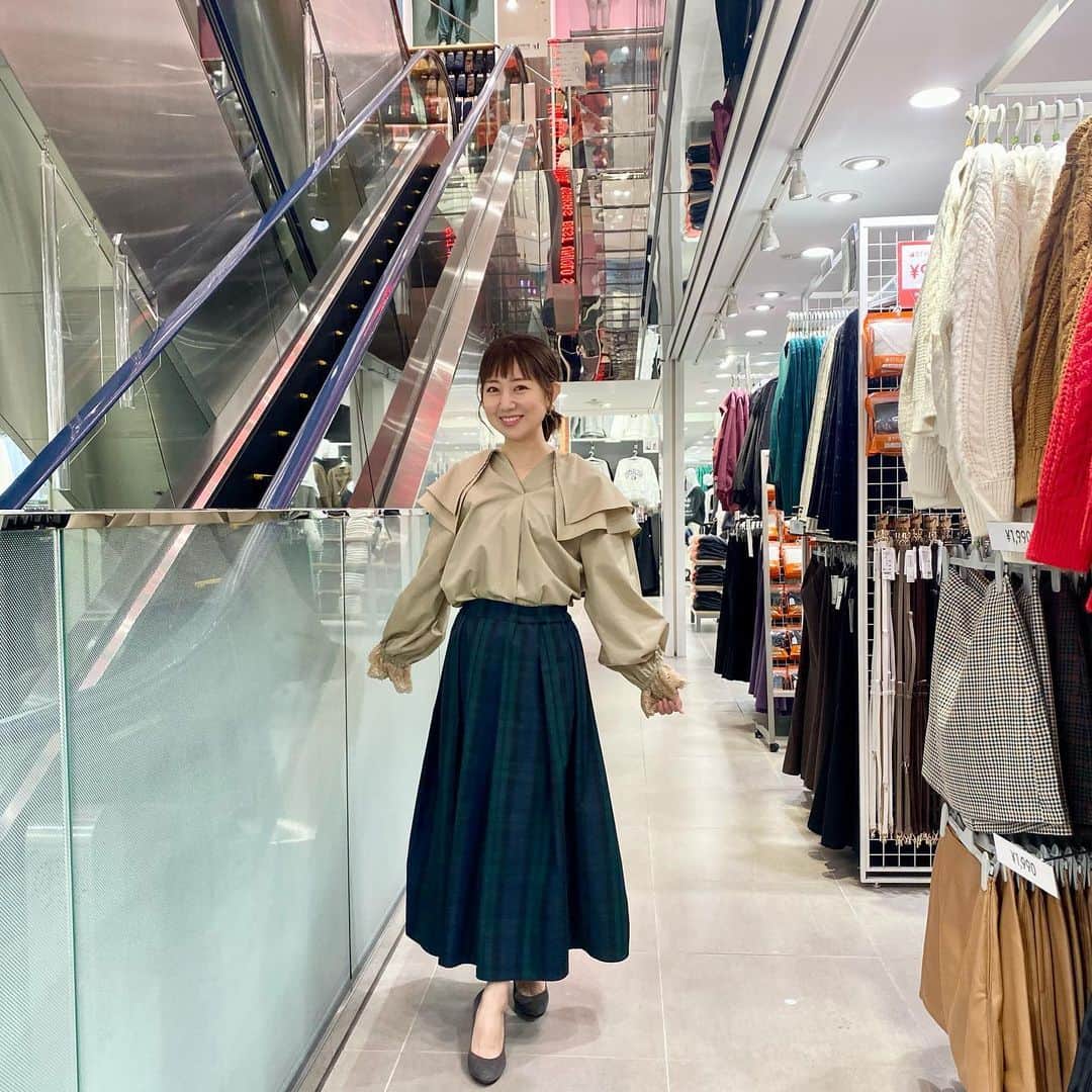のインスタグラム：「. 明日10月18日（火）14:45〜 関西テレビ　#スロイジ　の どこかでちょこっと…登場します🥺✨ ぜひ！見てね〜😍✨🌸 . ブラウス、スカート @verofonna スタイリスト chie oshitani  @stylist_franc」