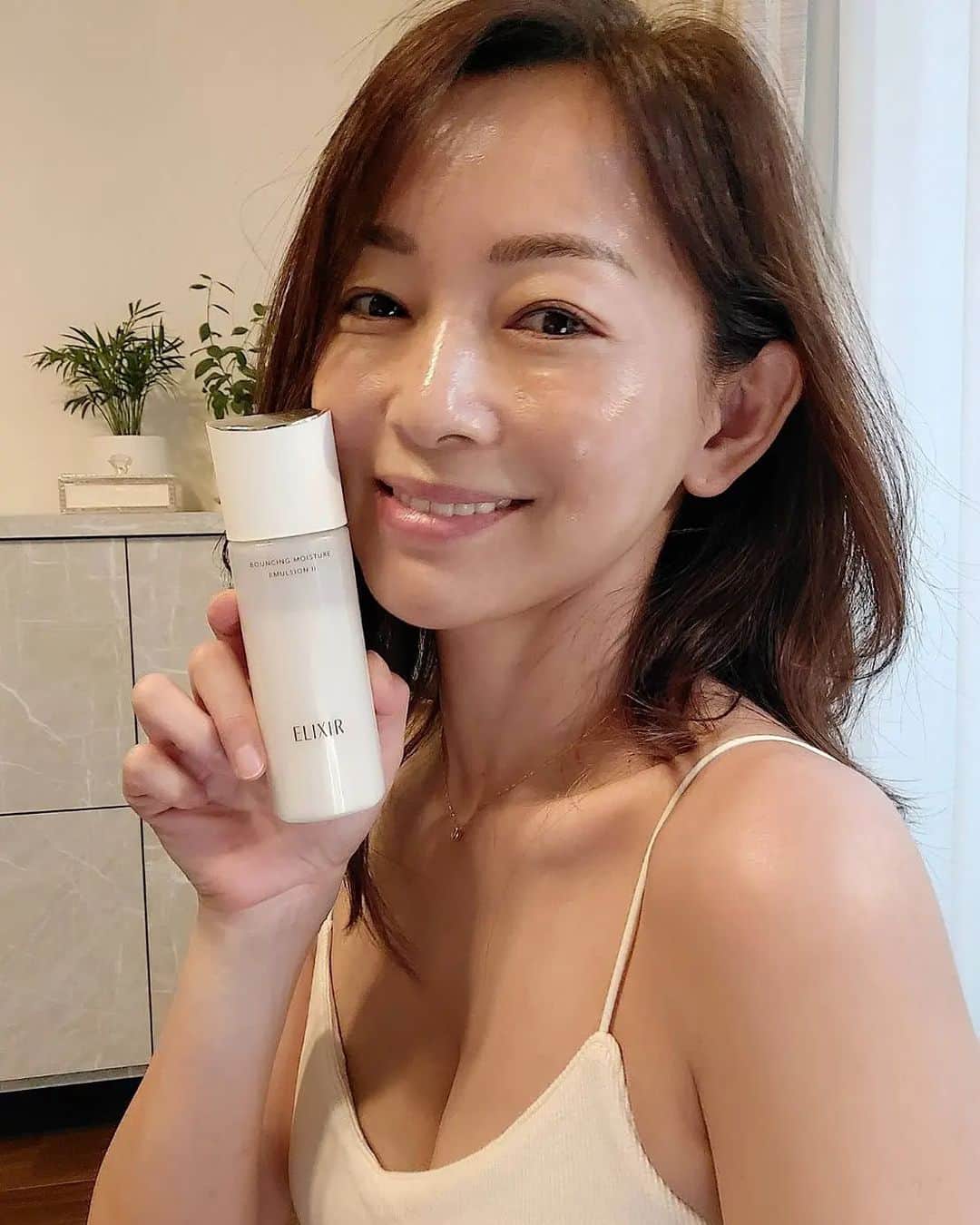 のインスタグラム：「9月にリニューアルされたエリクシール　エイジングケア*の化粧水と乳液✨  @elixir_official_shiseido  使い始めて約１ヶ月‼️肌にハリとうるおいを感じ「つや玉」がいつも気分を上げてくれます⤴️😊  スッとなじんでベタづかず、なめらかな肌触り。  肌に浸透*していく感じがとても早くて、しっとりもっちり感がたまりません😉  ホッとリラックスできる香りも好き❤️    テクスチャーは化粧水・乳液ともに３タイプあって、季節や気分に合わせて自分好みの質感を選べるのが嬉しい😉  ちなみに私はなめらかにうるおう『しっとりタイプ』がお気に入りです。  パッケージは近未来的ですっきりとしたデザインなので、そのままリビングに置いてもインテリアになじむ上質感があってGood‼️  使い続けやすい価格だし、これからもハリ・透明感・うるおいに満ちたすこやかで美しい肌のしるしの「つや玉」の続く肌を目指して使い続けたいと思います🙌❤️  *エイジングケア…年齢に応じたうるおいケア *浸透…角層まで  エリクシール リフトモイスト ローション SP （医薬部外品） エリクシール リフトモイスト エマルジョン SP （医薬部外品）  #エリクシール #elixir #化粧水 #乳液 #エイジングケア #立て直すハリうるおい #いまコラーゲンを語りたい #保湿 #美肌 #スキンケア #ママ #ママモデル #モデル #mama #mamamodel #model」