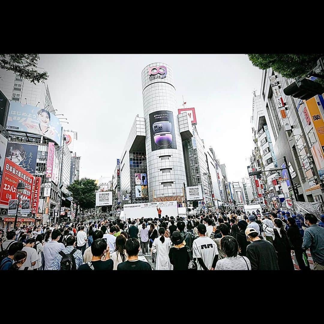 茉ひるさんのインスタグラム写真 - (茉ひるInstagram)「実はまた来月　関東歌いに行きやす あらためて 渋谷音楽祭　2022 〜SHIBUYA MUSIC SCRAMBLE〜 ありがとございました🔥🙏🏾  めっちゃオモロくてめっちゃいろいろ気にかけてくださった主催者の方からいただいたお写真(ありがとございましためっちゃお世話になりました)と いつも応援してもろてる女の子が撮ってくれた写真スピーカーに座っとるみたいで好きですwww www  県外の皆様も東京に住んどる皆様も、 聴きに来ていただき心から感謝します、、  また来月会えますようにと！！ #渋谷音楽祭 #渋谷音楽祭2022」10月17日 16時12分 - mahiru6song