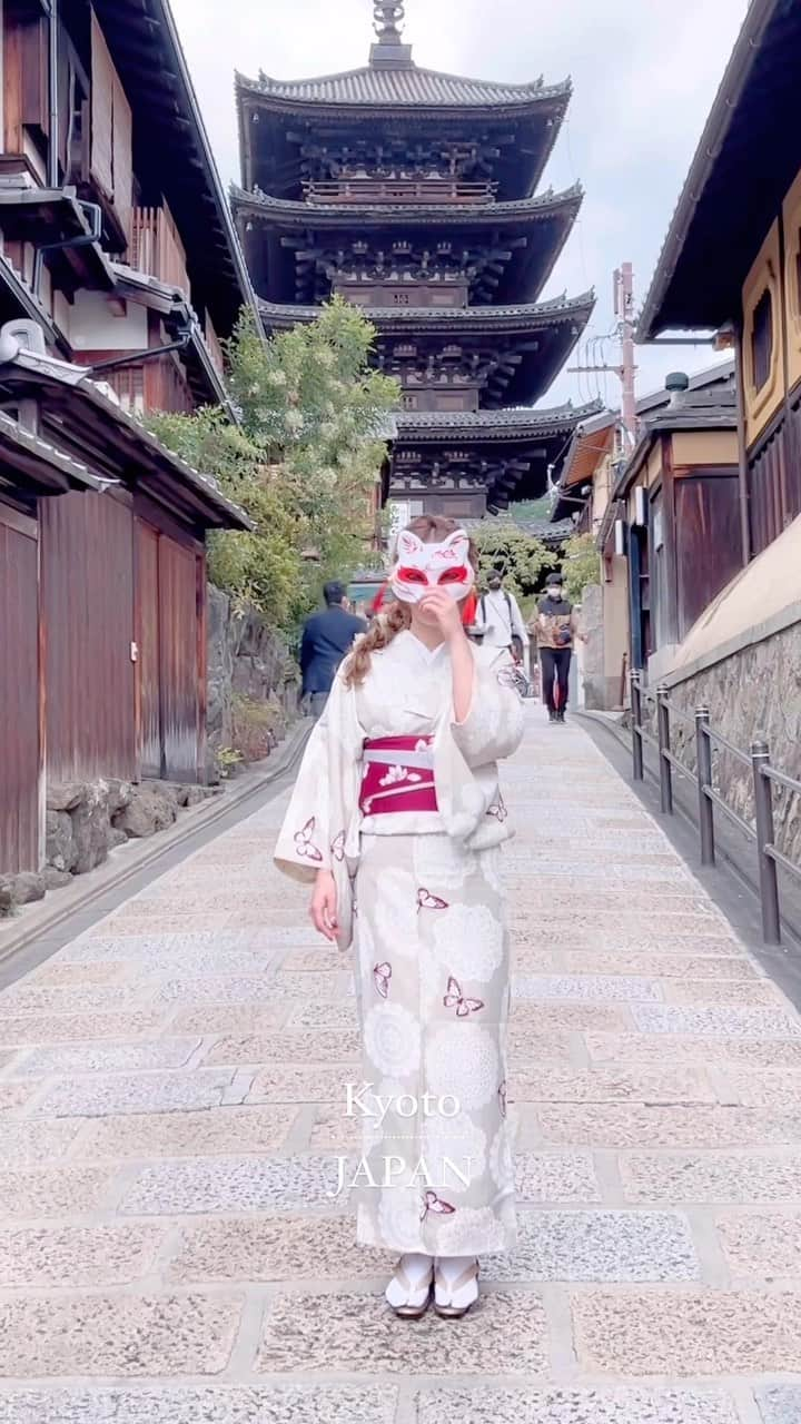 YUCAMAMEのインスタグラム：「WAARRRPPPP🦊  京都1日観光テッパンコースをワープしてみた🫣🥹笑  Kyoto sightseeing model course that you can go around in one day.  9:00 レンタル着物👘(Rental kimonos) ↓ 二寧坂(Ninen-zaka slope) ↓ 伏見稲荷駅(Fushimi Inari Station) ↓ 竹林の小径(The bamboo forest path) ↓ キモノフォレスト(Kimono forest) ↓ 先斗町(Pont-cho)  いっぱい歩き回ってクタクタ🫠  #レンタル着物岡本 #二寧坂 #伏見稲荷大社 #竹林の小径 #嵐山 #キモノフォレスト #先斗町 #京都 #京都観光 #旅行好き #タビジョ #旅行の天才_京都 #japan #japantravel #kyoto #kyotojapan #japantrip #そうだ京都行こう」