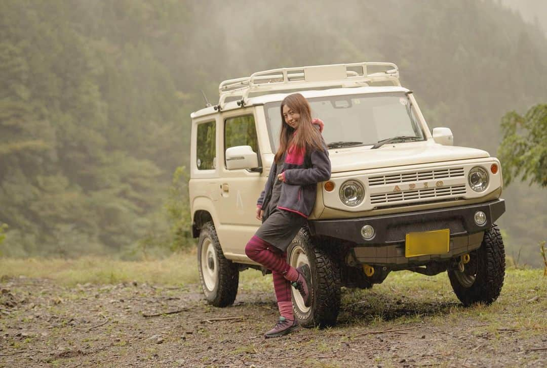 正田美里（みさみさ）のインスタグラム：「ジムニーはとっても思い出の車です✨夫と出会ったのもジムニーがきっかけだったので今では1番大好きな車🚘早く5ドア出ないかなぁ〜と期待している（笑） APIOさんのカスタムカーはやっぱり可愛い😍  #jb64  #jimny  #アピオジムニー」