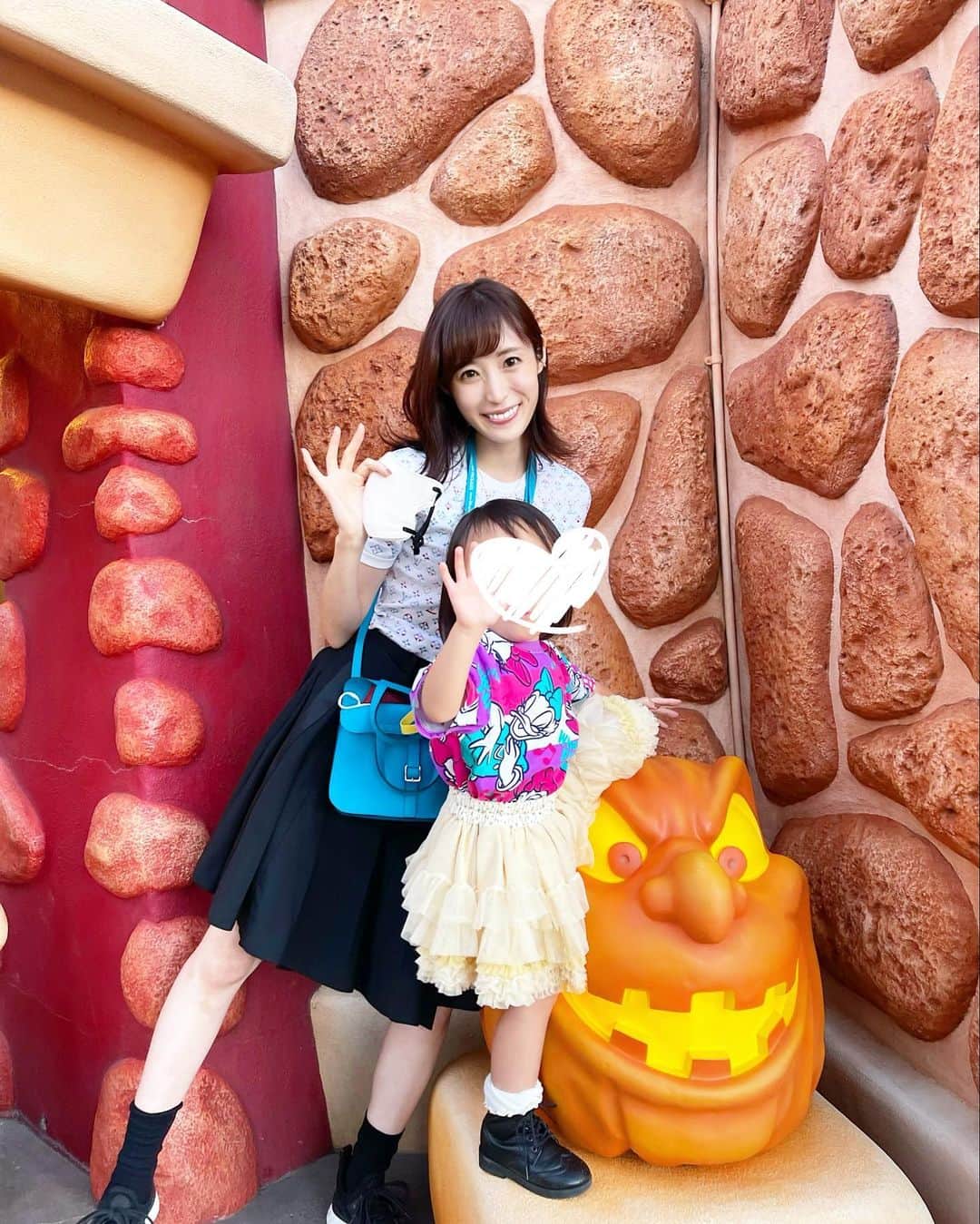 小林真由のインスタグラム：「晴れた日にディズニー♥︎ ⁡ 当日でも行けるようになって嬉しい☺️ カメラロールを見てると、どの写真も娘がポーズにこだわっていて笑ってしまいます笑 ⁡ ⁡ #ファッション #コーデ #ママコーデ #女の子ママ #男の子ママ #ママライフ #コーディネート #３歳 #２歳 #ベビー #二人育児 #ディズニー #ディズニーランド #子連れディズニー」