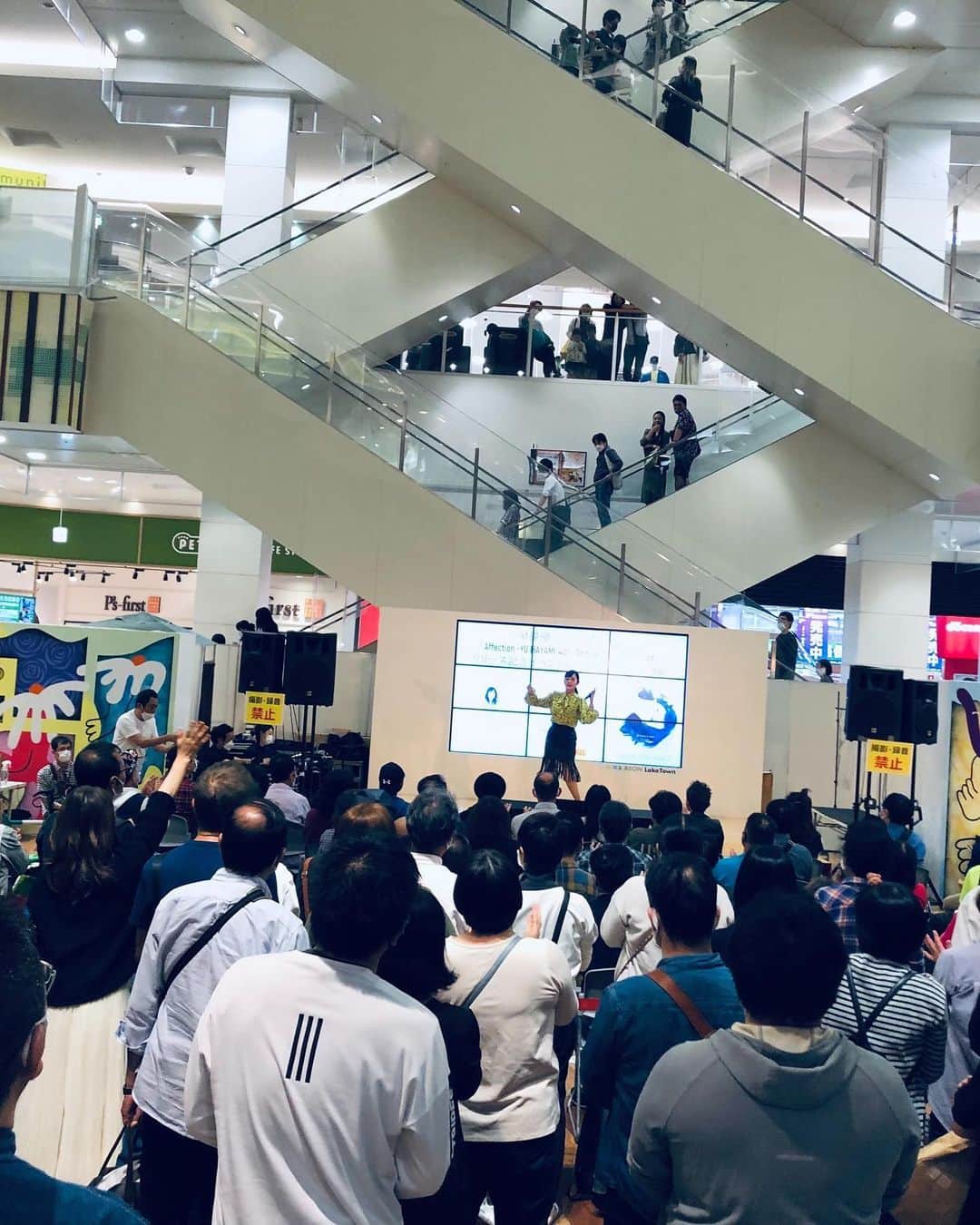 早見優さんのインスタグラム写真 - (早見優Instagram)「昨日はベストアルバムのリリースイベントでした！大勢の方に応援していただきました。ありがとう💕  遠方からお越しの皆さまありがとう😊  心の中で呟いていたYES! しっかりと聞こえましたよ🎶  #newalbum #albumrelease #リリイベ #リリースイベント #ベストアルバム #affection #早見優 #yuhayami」10月17日 16時33分 - yuyuhayami