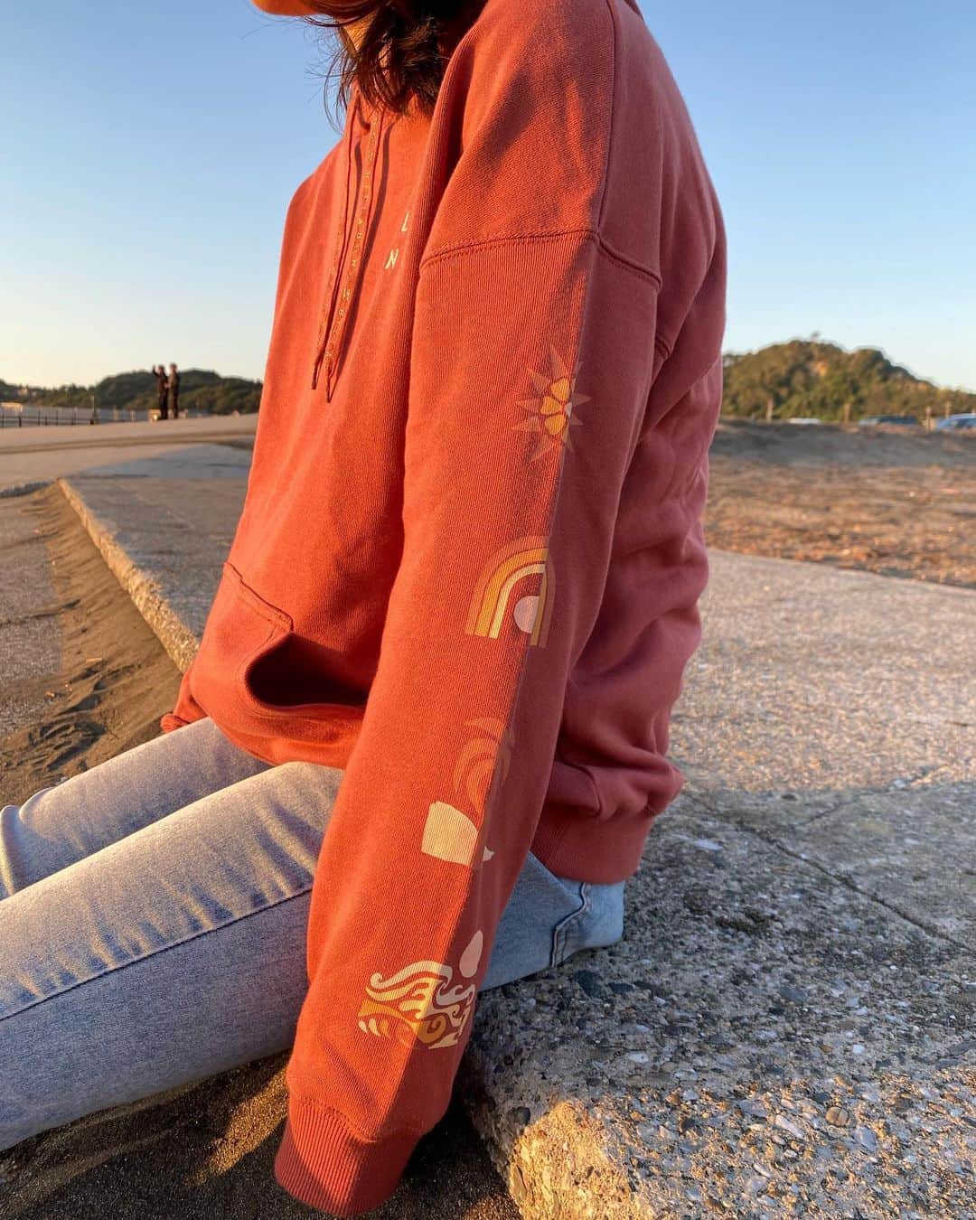 田代凪沙のインスタグラム：「シンプルだけど腕にマークが入ってるのが可愛い🔆🌈🧡  Pic/ @mai_maaa   #billabong @billabongwomensjp」