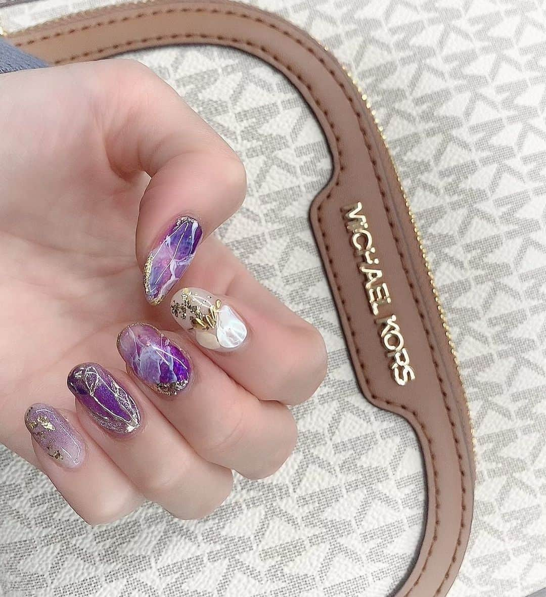 平原ゆかさんのインスタグラム写真 - (平原ゆかInstagram)「毎回役に合わせてネイルする💅   #ネイル  #パープルネイル  #エスパーの卒業式  #磯村先生  #ミラーネイル  #マグネットネイル  #秋ネイル  #ハロウィン  #ジェルネイル」10月17日 17時28分 - hiraharay