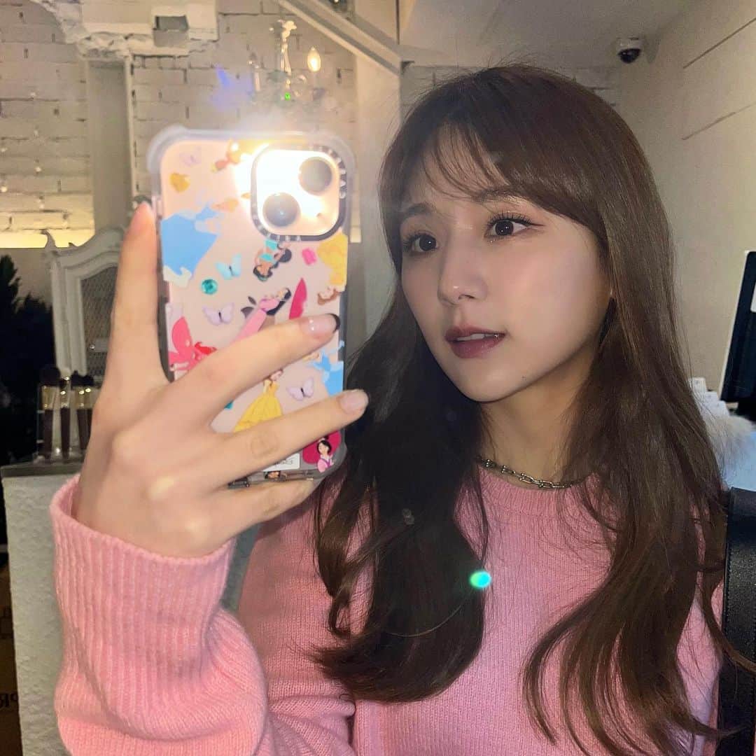ひよんのインスタグラム：「🇰🇷💓  実は韓国に来ているのだけど、 @woosunofficial でヘアメイクしていただいたの🥰 アイドルの舞台メイクみたいにしてください❤️‍🔥 ってオーダーした😆！ㅋㅋ カラコンとかしたらもっとアイドルぽくなったかな？🤣  ひよんちゃんねるの撮影してるから、 動画楽しみにしててね☺️✨ メイクのポイントとか何が流行ってるかとか 使ってるコスメとか色々話したよ❣️ おたのしみに💛💛  メイクいつもと違う感じだけど、どーかな？😆 コメントで何枚目の写真がいいか教えてね❤️  @2nakimm 🫶 감사합니다♡♡♡  #woosun #ひよん」