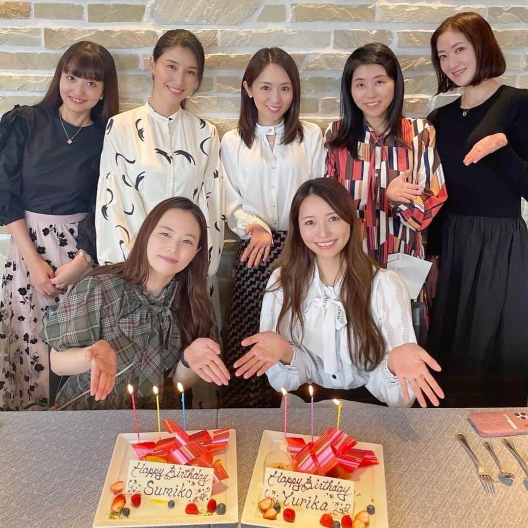 黒澤ゆりかのインスタグラム：「麗しい美女達をみんなに裾分け😍笑  お店に行ったらみんな集まってサプライズでした！笑😂  いくつになってもお誕生日は嬉しいですね☺️  素敵な友達にいつも本当感謝だ❤️🙏  これからも楽しい思い出たくさん作っていくんだ🤗  #いつもありがとう」