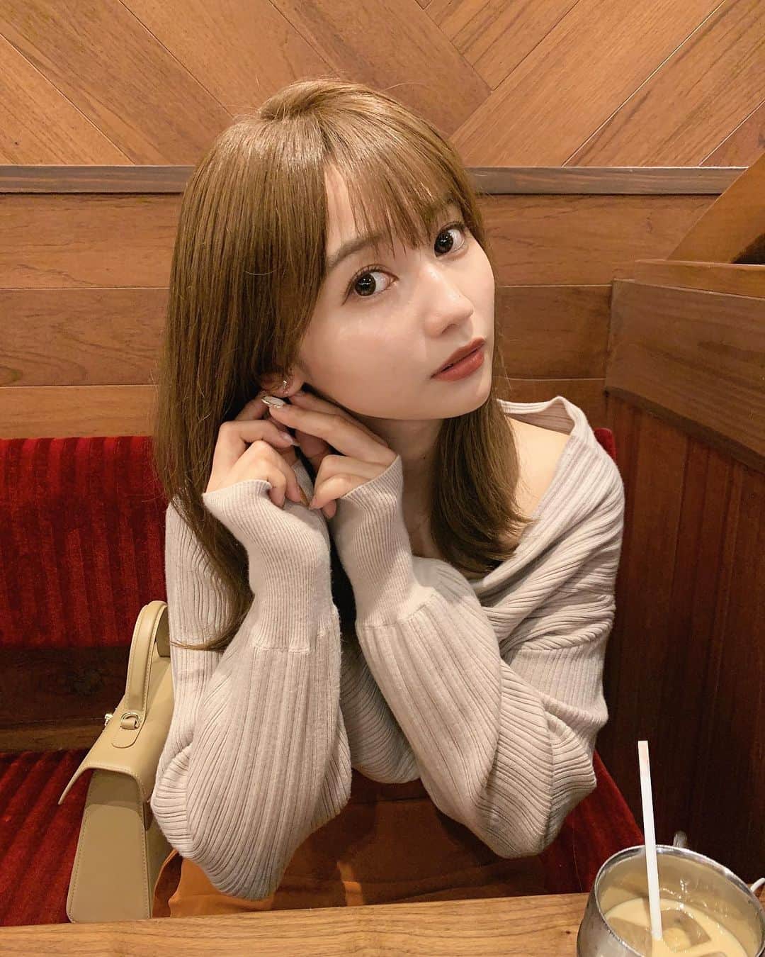 細沼紗花のインスタグラム：「.  今日はカフェでお仕事を☕️💭 雨だから髪の毛もシンプル 皆さんもお仕事お疲れ様💭  💇🏼‍♀️hair color @koba_hikaru  天才！！！  . #ニット#カフェ#コメダ珈琲 #ストレートヘア」