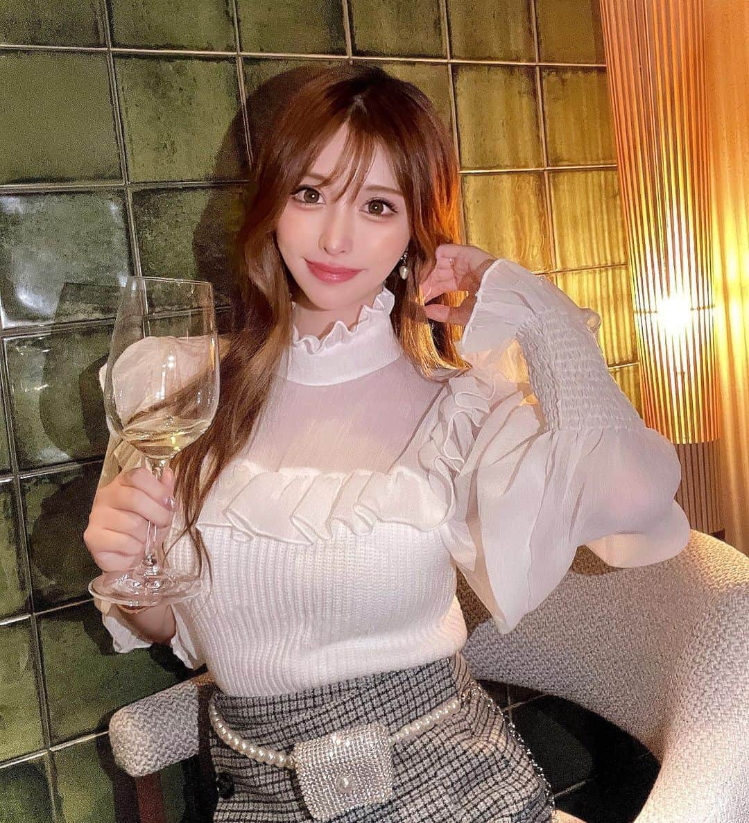 藤咲めいのインスタグラム：「この前の食事の時の🍽💕  白ワイン一杯でもう酔う😂 たぶん雰囲気酔い🫢笑  白のフリルトップスは @unishop0105 さんの🫶🏻❣️ ボリュームがあるお陰で小顔効果発揮してた助かる🥺✨  後ろがリボンになっててかわいいの🎀 後ろのボタンは1人でも脱ぎ着しやすかったよ😚  一枚でも暖かいけど、ノーカラータイプのジャケットを羽織ると襟元と手首からフリルが出てめちゃくちゃ可愛いのでお気に入り🥲💛  白のトップスって肌も明るく見せてくれて雰囲気も可愛く見えて最高〜🦁 ニットなのでこれからの季節にぴったりだよ💖 . . #white #フリルトップス #knit #重ね着 #fashion #snap #dinner #wine #🍷 #🍽 #秋コーデ #🎀」