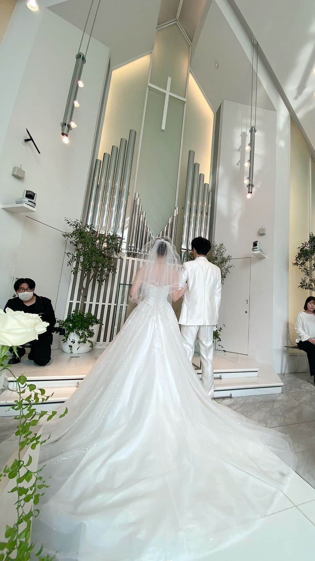 奥家沙枝子のインスタグラム：「Congrats my sis💓💓💓💓  大好きな妹が結婚式を挙げました🥰 家族や長年の友人たちに囲まれてとっても幸せそう！ 素敵な家庭を築いてね🫶  #wedding #bride #reelitfeelit #reelsinstagram #life #memories #ウェディング #wedding #weddingdress #happy #happywedding #結婚式 #ブライダル #ドレス #weddingparty #love #party #おめでとう #花嫁」