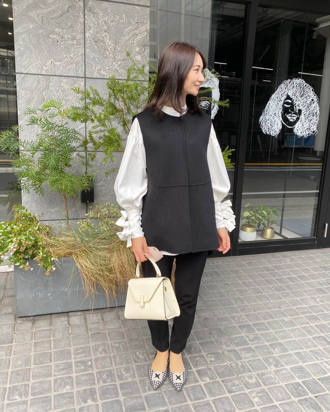 吉田早織のインスタグラム：「・ 七五三はお着物と迷って動きやすいパンツスタイルに🌸  ⁡ 結果いつもとあまり変わらないけど、この日のためにあたためていた @_y_o_r_i_ の #リボンカフスブラウス が特別感🎀 ⁡ ⁡ ⁡ ⁡ ⁡ ⁡ ⁡ #yori #yori_japan #セレモニーピンタックパンツ #七五三 #七五三ママコーデ #七五三ママ #七五三3歳」