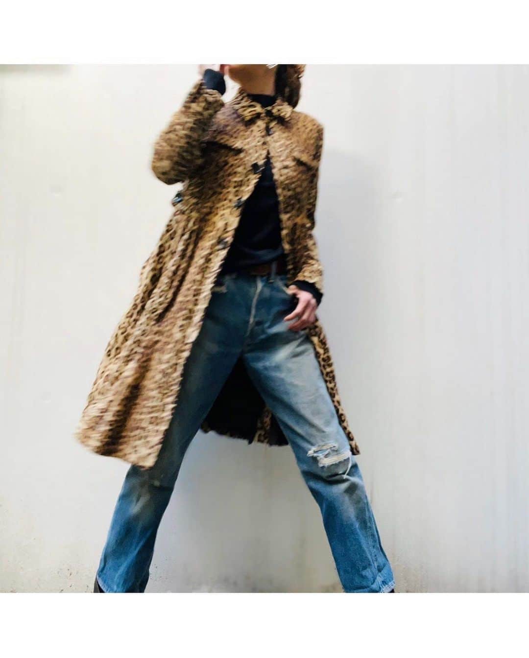 高橋真依子さんのインスタグラム写真 - (高橋真依子Instagram)「ヒョウ柄をふと着たくなる季節🍁  vintage denim × 🐆  一生もんのLevi's 501xx  ワンピースみたいな動きが綺麗に出るこのコート。  この子はもう何十年も前に買ってずっと大事にしてる一着☺︎☺︎  良いものは何年経っても良い。 飽きない。 だから古着は好きだ。  #私服#ootd#outfit#vintage#vintagestyle#vintagefashion#used#usedclothing#leopard#coat#denim#autumn」11月15日 21時44分 - chi.maiko