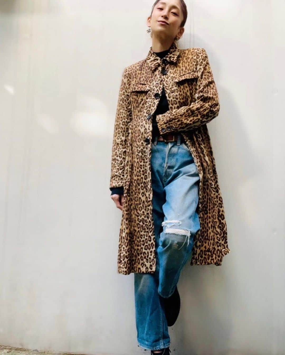 高橋真依子のインスタグラム：「ヒョウ柄をふと着たくなる季節🍁  vintage denim × 🐆  一生もんのLevi's 501xx  ワンピースみたいな動きが綺麗に出るこのコート。  この子はもう何十年も前に買ってずっと大事にしてる一着☺︎☺︎  良いものは何年経っても良い。 飽きない。 だから古着は好きだ。  #私服#ootd#outfit#vintage#vintagestyle#vintagefashion#used#usedclothing#leopard#coat#denim#autumn」